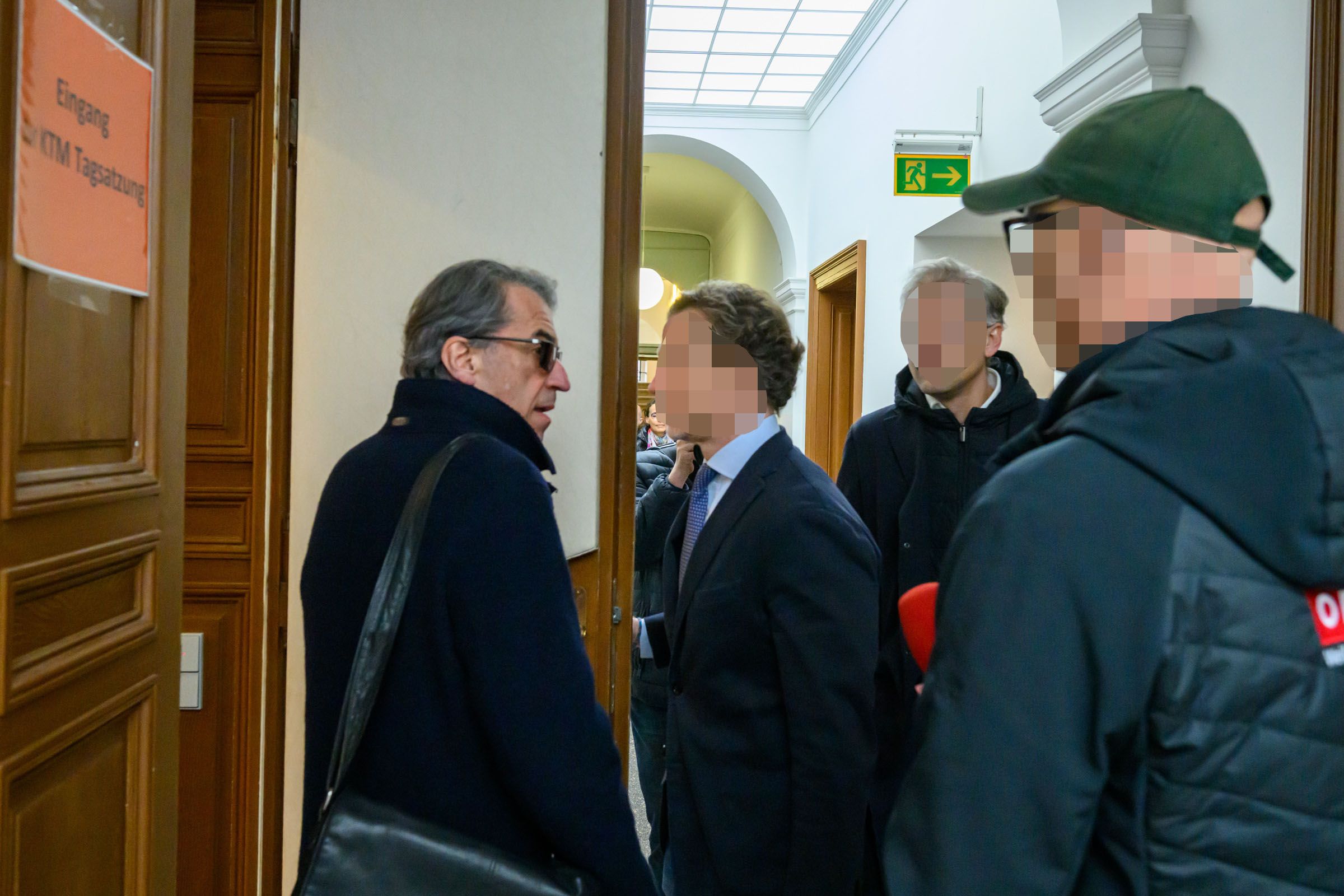 KTM-Chef Stefan Pierer mit dunkler Sonnenbrille Dienstagvormittag am Landesgericht Ried.