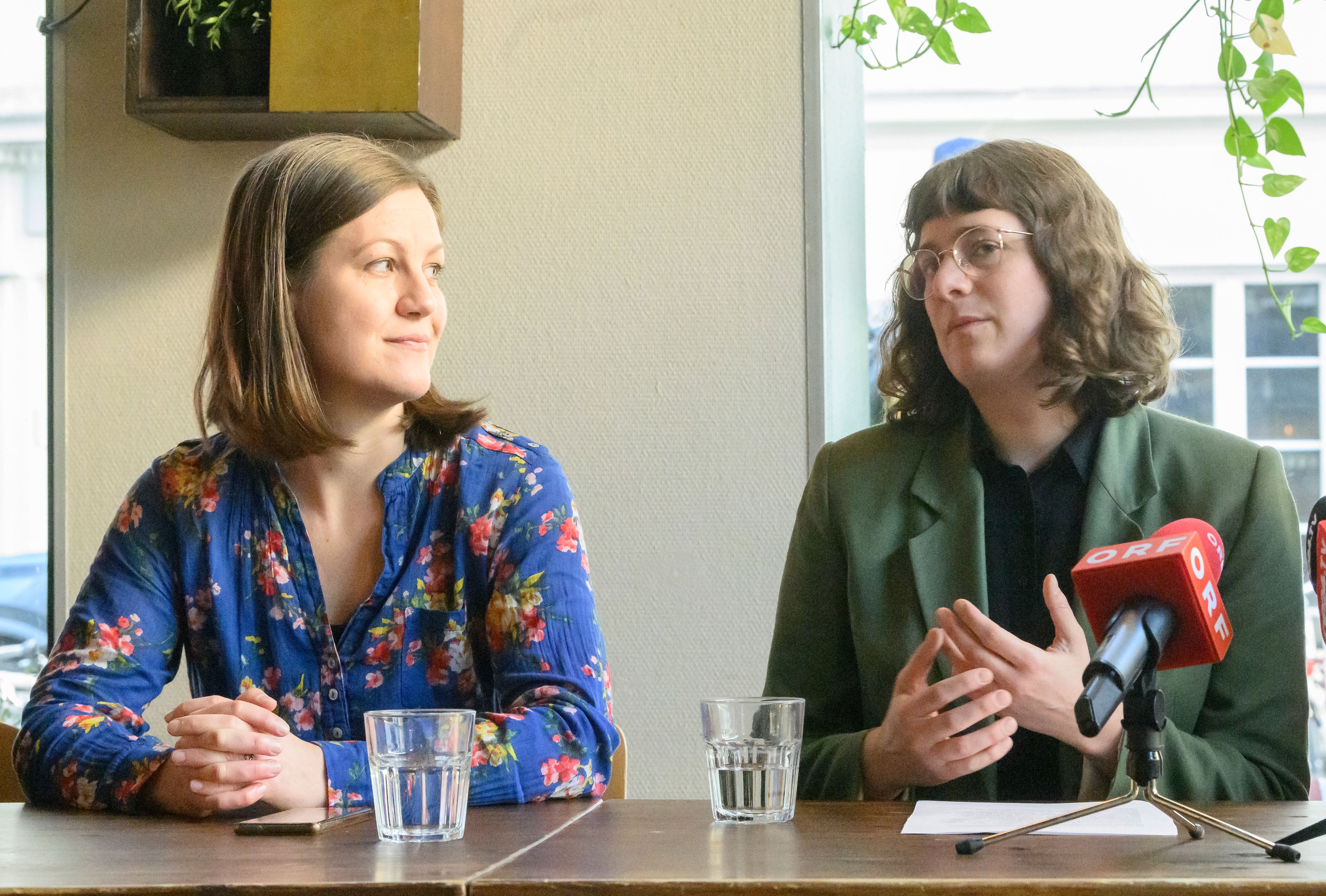 (v.l.n.r.) Spitzenkandidatin Barbara Urbanic (KPÖ) und Listenzweite Angelika Adensamer (LINKS) treten gemeinsam bei der Wien-Wahl 2025 an.