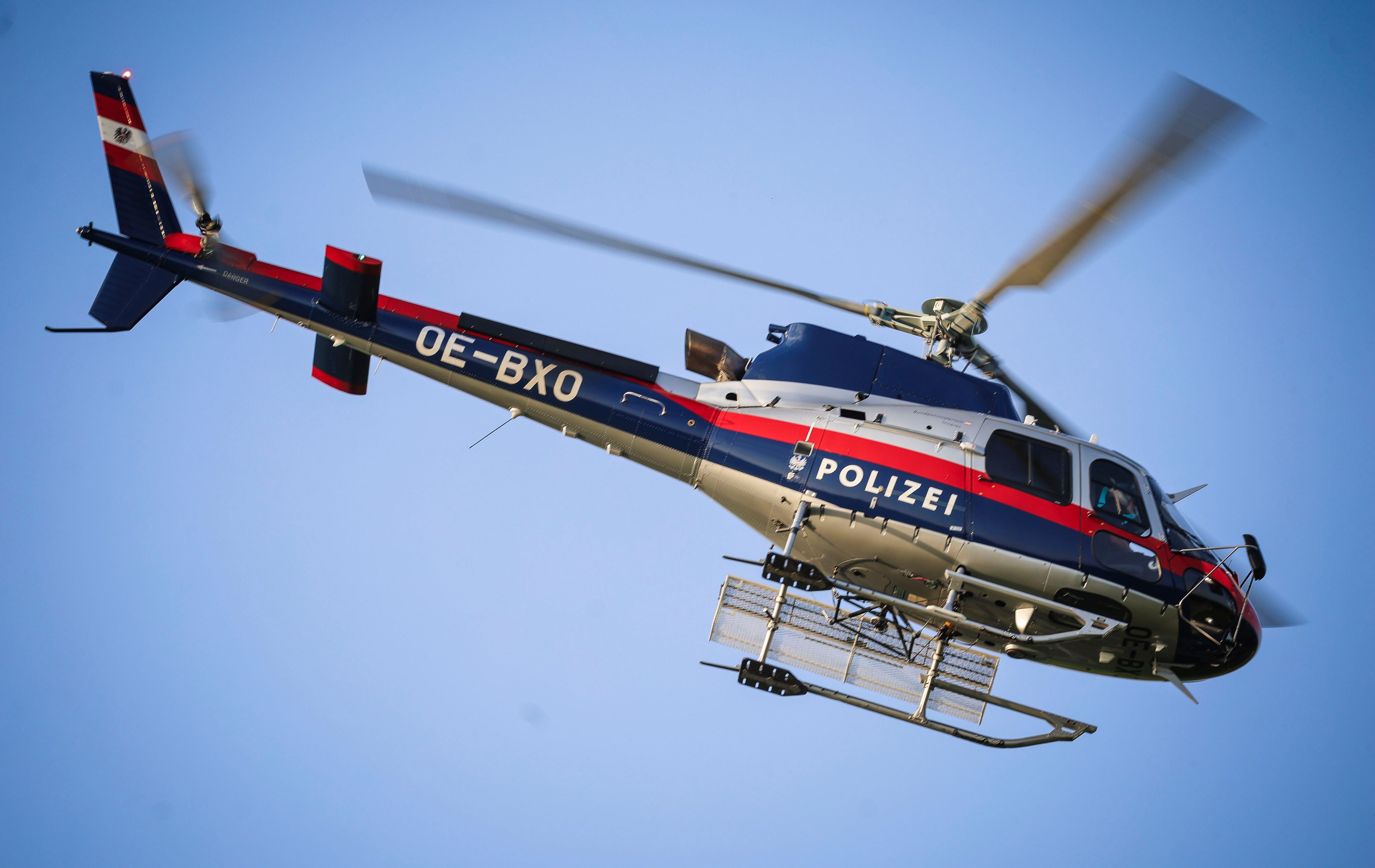 Der Polizeihubschrauber versorgte die Feuerwehr mit Wasser (Symbolbild).