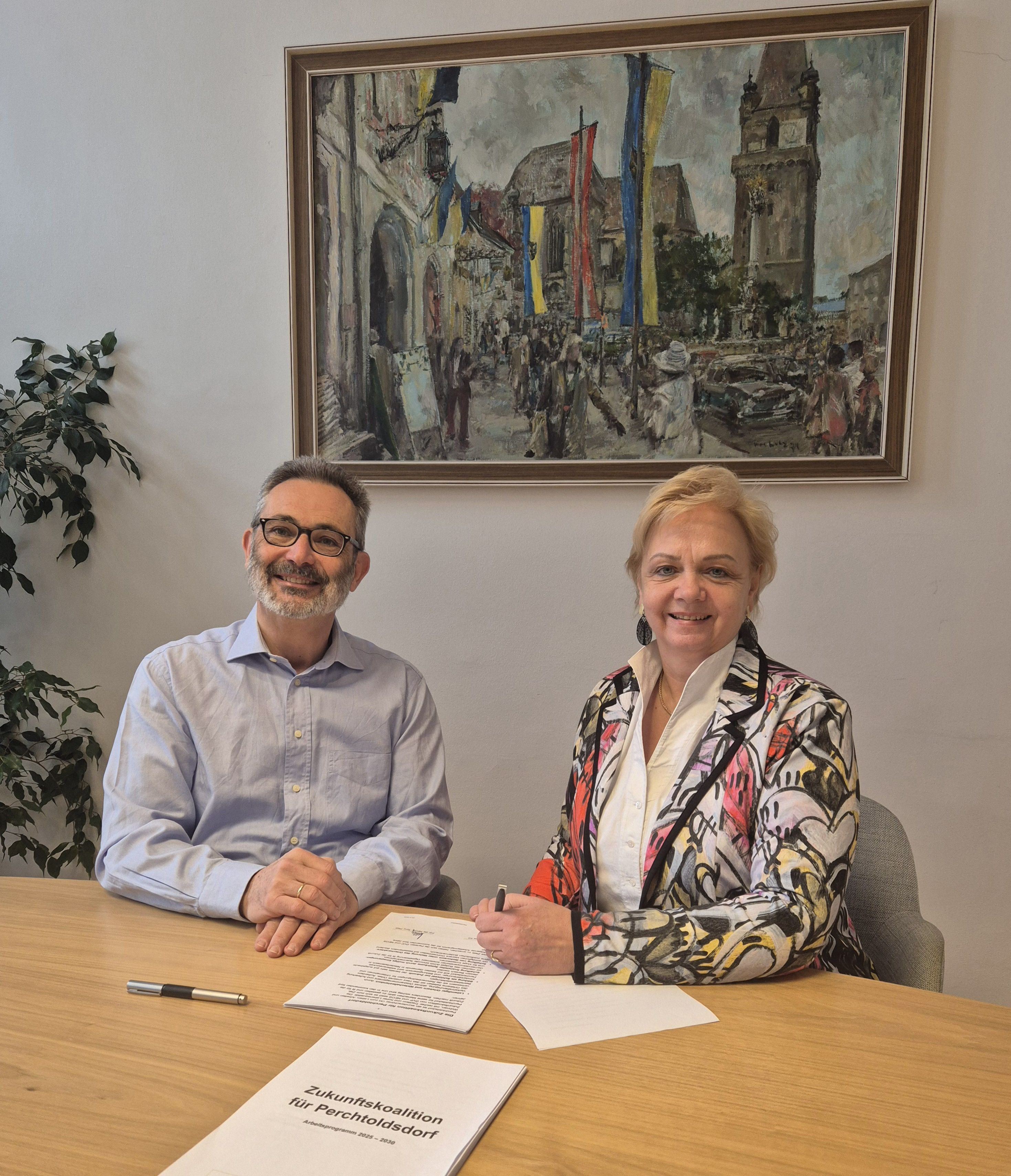 NEOS-Fraktionsobmann und Kandidat für das Amt des Vize-BGM, Tony Platt, und die amtierende ÖVP-Bürgermeisterin Andrea Kö.