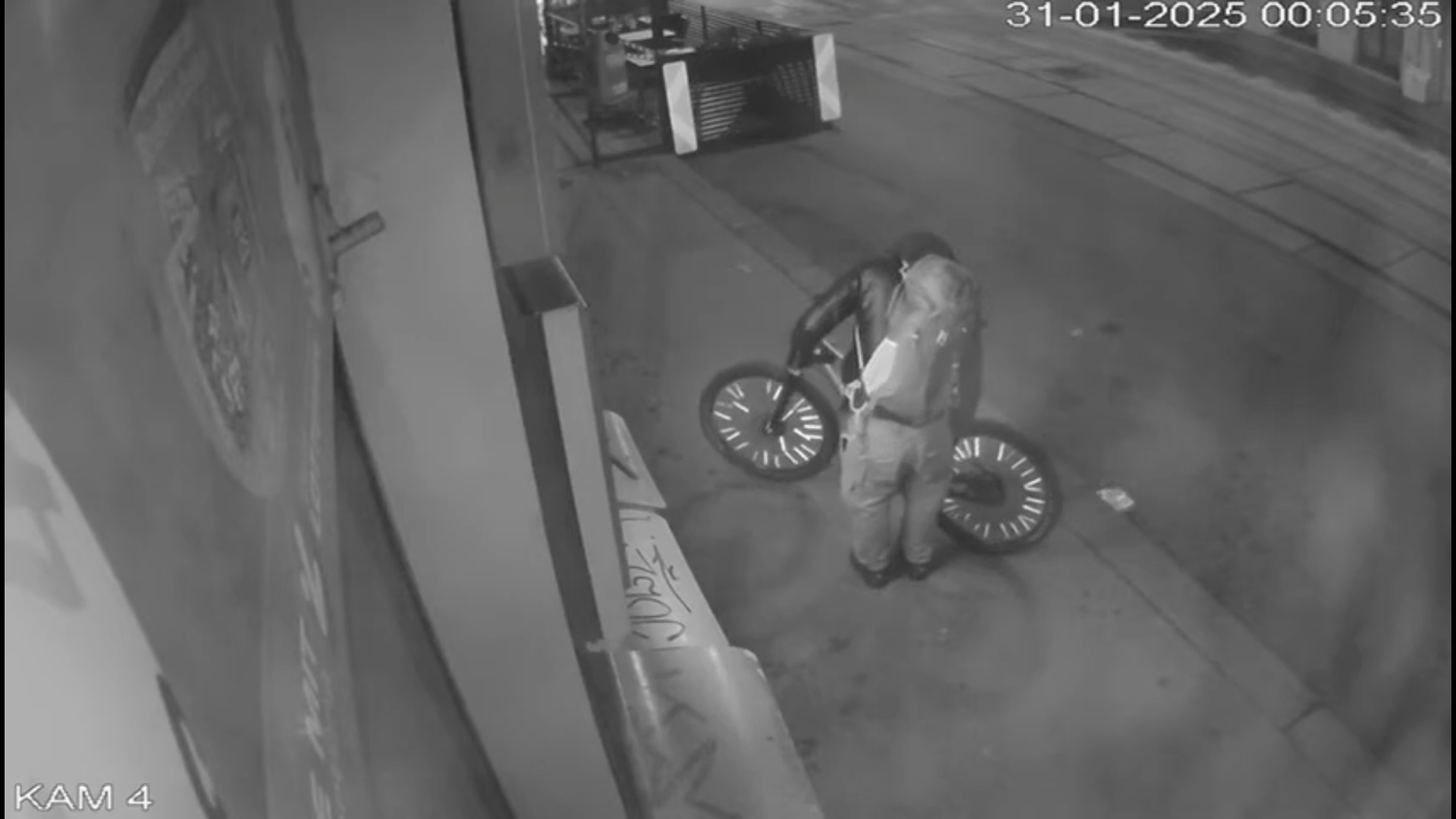 Der Eindringling wurde später in Wien von einer Überwachungskamera gefilmt. Das gestohlene Fahrrad hatte er noch dabei.