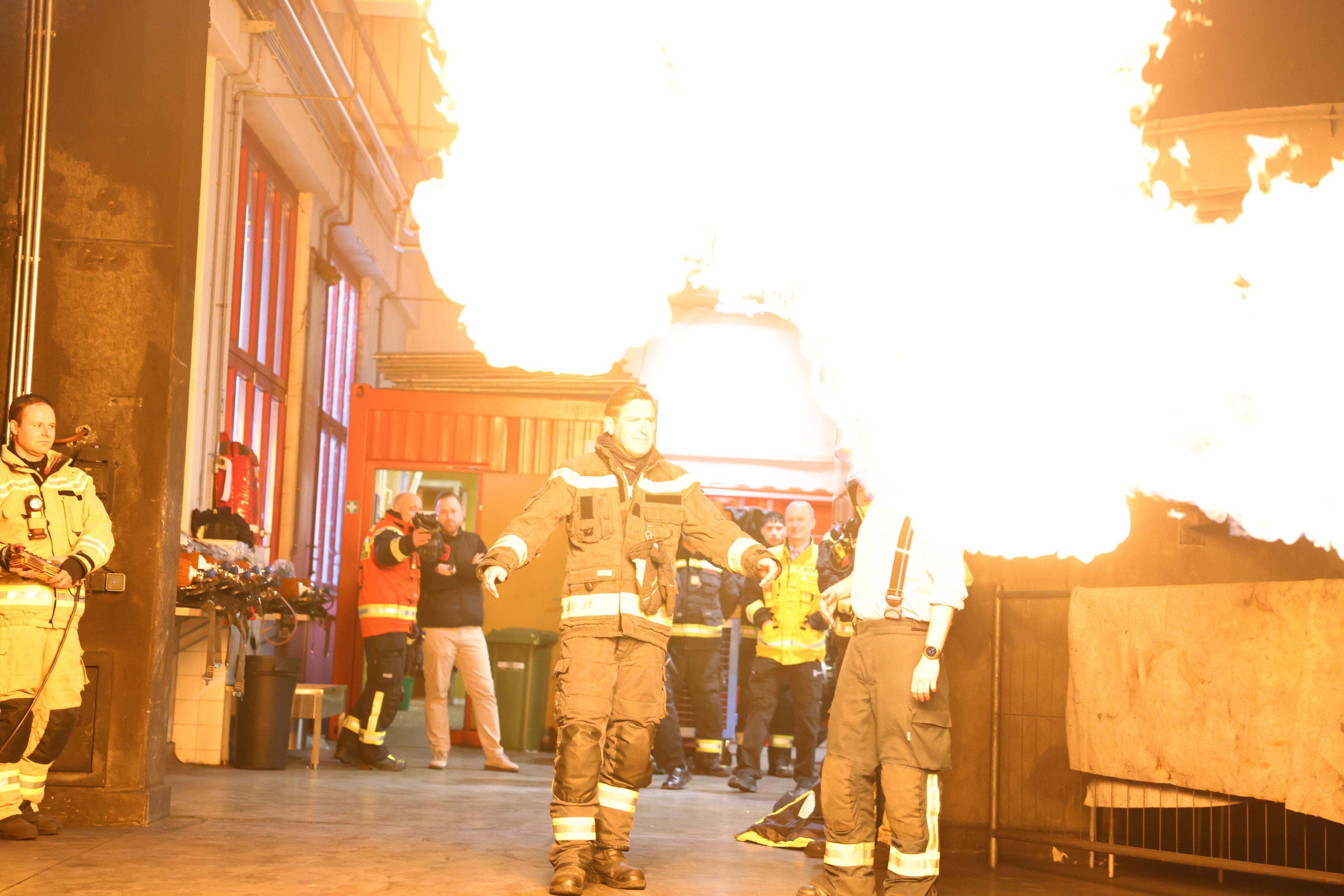 Stadtrat Peter Hanke ging mit der Berufsfeuerwehr durchs Feuer.
