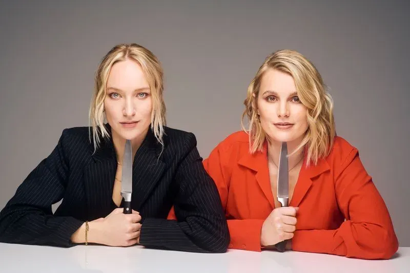 Leonie Bartsch und Linn Schütze (v.l.) bringen einen spannenden Fall ihres True-Crime-Podcasts 