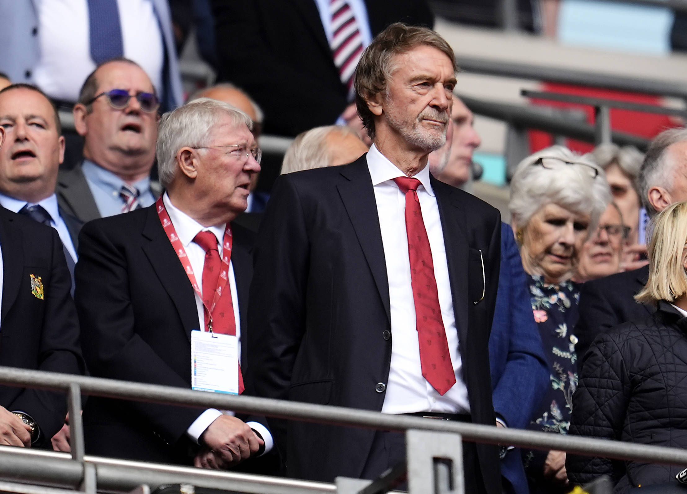 United-Boss Sir Jim Ratcliffe. Links von ihm: Trainer-Legende Sir Alex Ferguson.