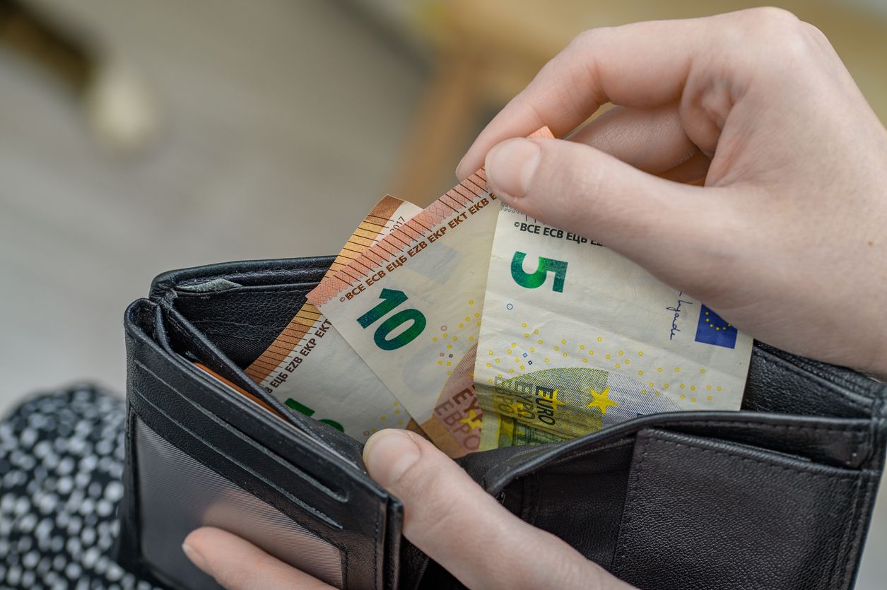 Viele Menschen müssen bereits tief in ihre Geldbörsen greifen. (Symbolbild)