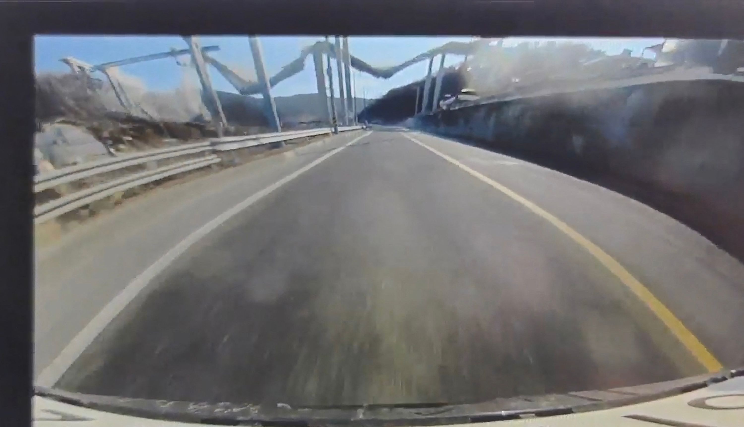 Eine Dashcam filmte den Moment des Einsturzes der Brücke in Cheonan, Südkorea, am 25. Feburar 2025.