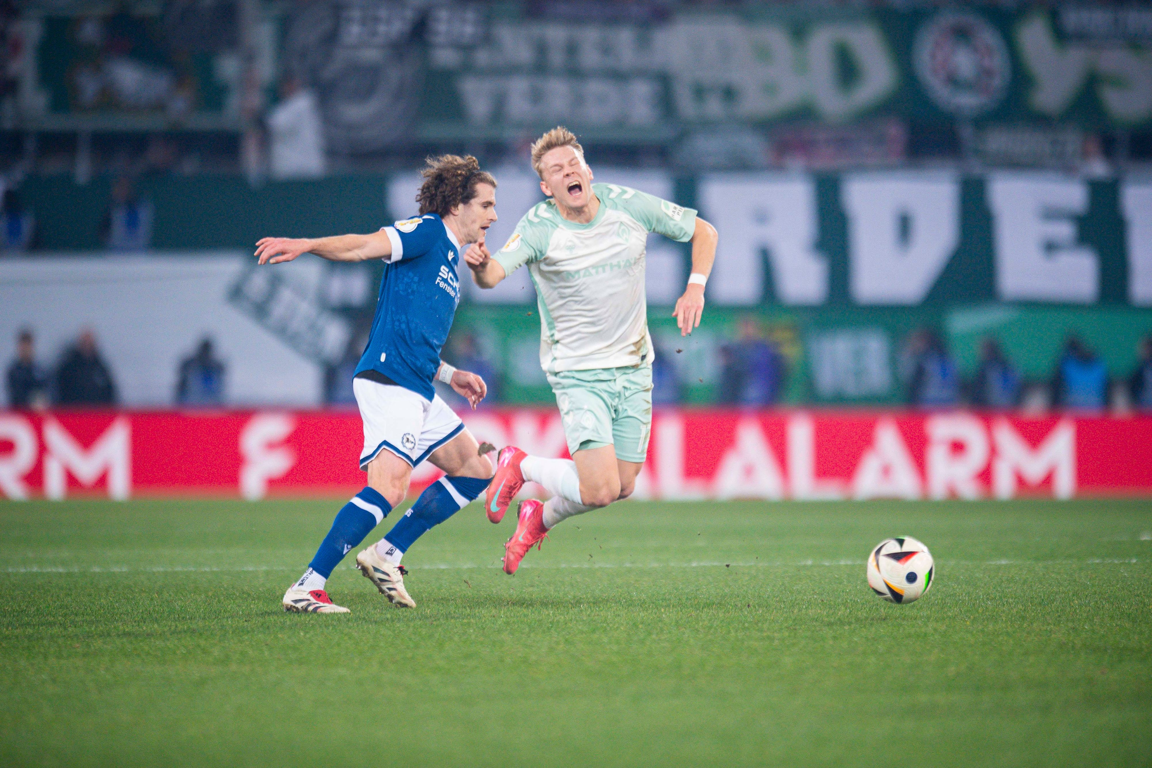 Marco Grüll (r.) fliegt mit Werder Bremen aus dem Pokal.