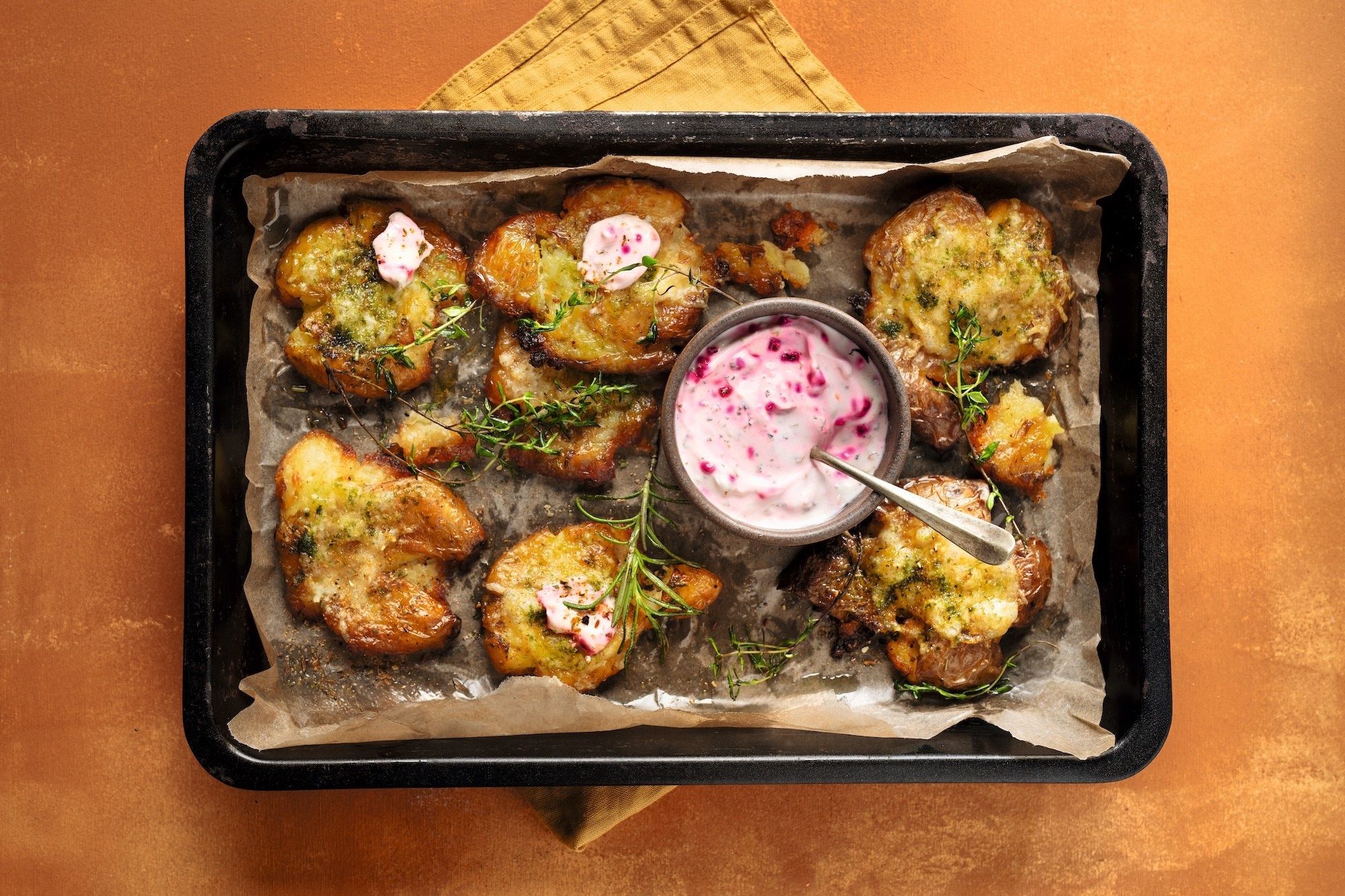 Ideal für gemütliche Abende oder als Beilage zu Grillgerichten: Quetschkartoffeln mit Safari-Dip