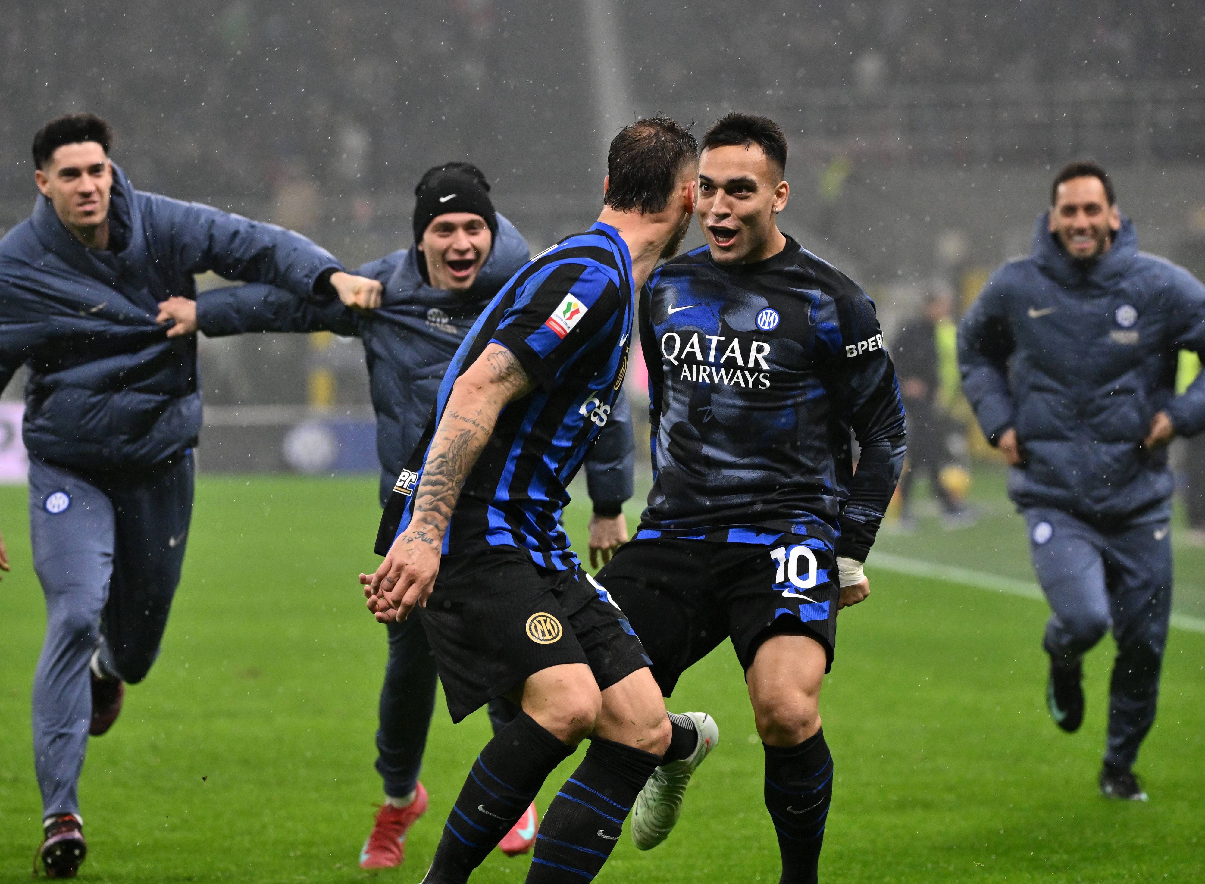 Die Inter-Kollegen stürmen auf Torschütze Marko Arnautovic zu.