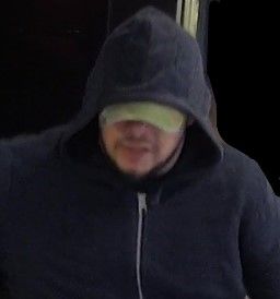 Der bislang unbekannter Mann steht in dringendem Verdacht, einen schweren Raub begangen zu haben.