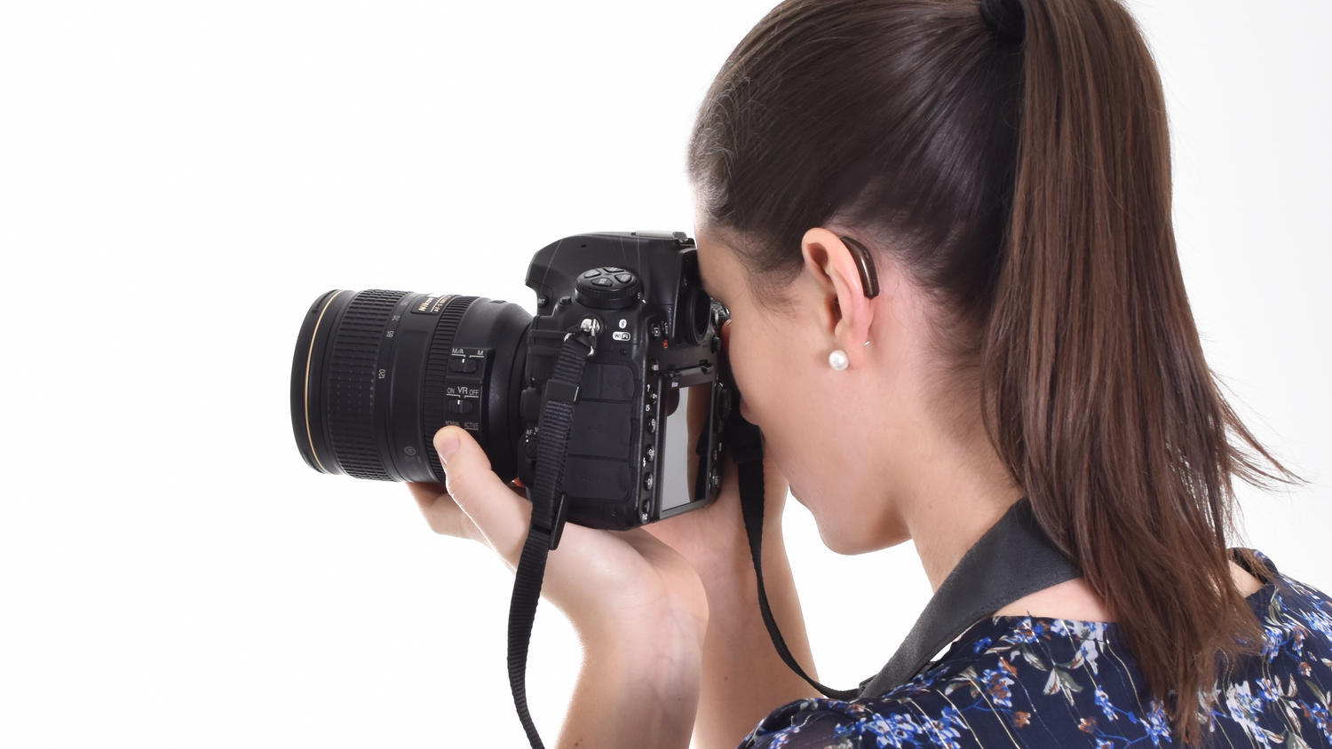 Auf beiden Seiten trägt Neuwirth ein Hörgerät.