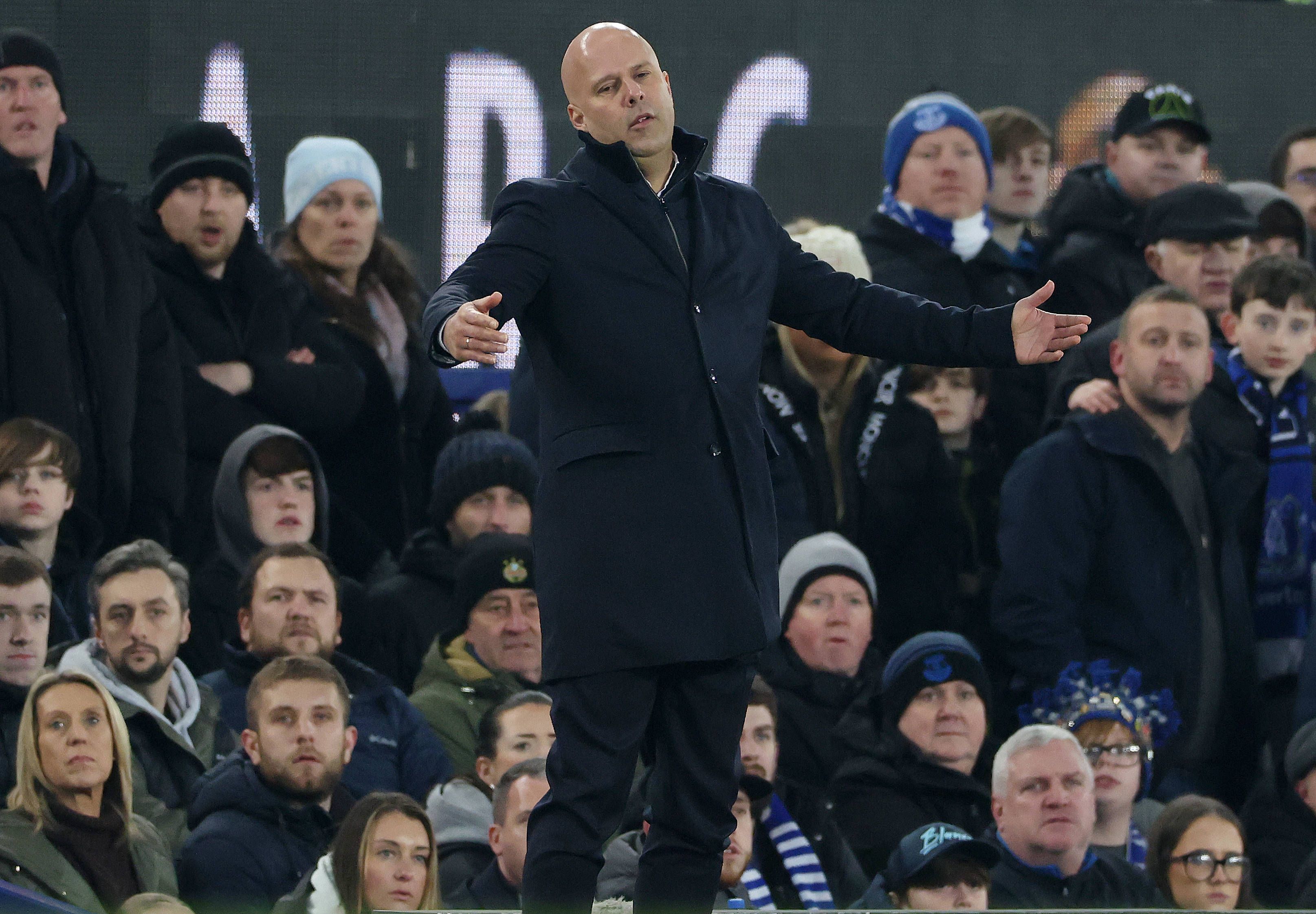 Arne Slot wurde für zwei Spiele gesperrt.