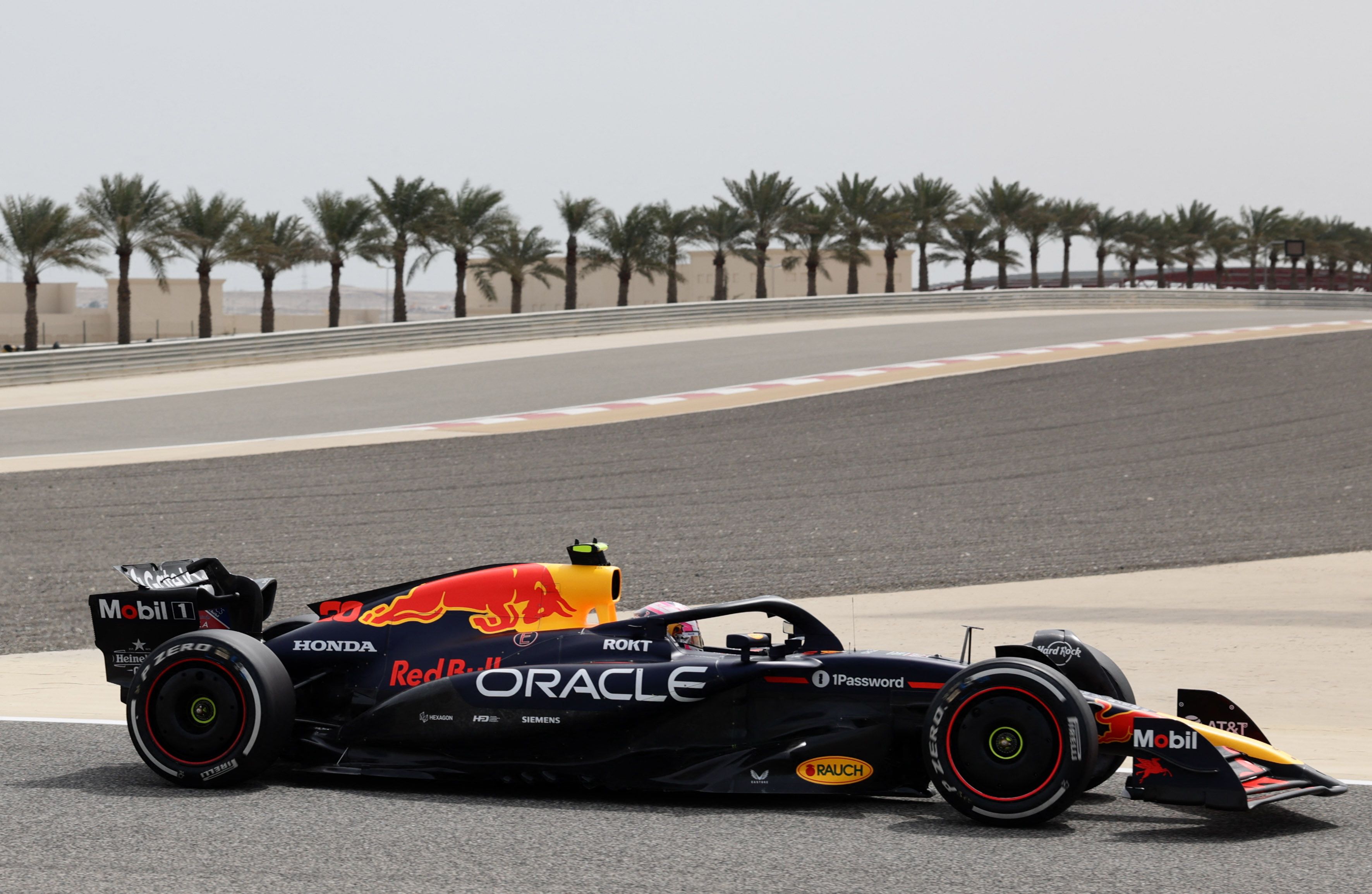 Liam Lawson dreht im RB21 die ersten Runden in Bahrain.