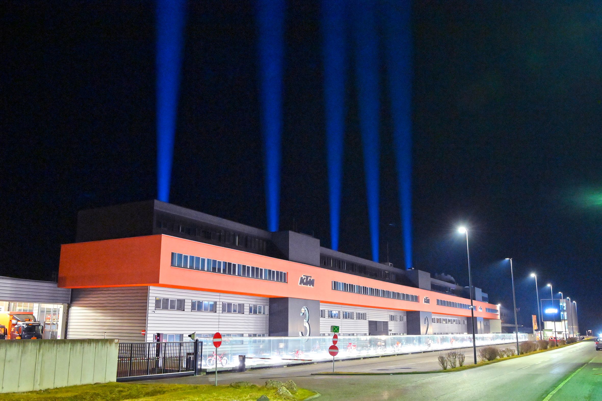 Lichtinstallation bei KTM in Mattighofen. Mit der Festbeleuchtung wurde die Zustimmung der Gläubiger zum Sanierungsplan gefeiert.