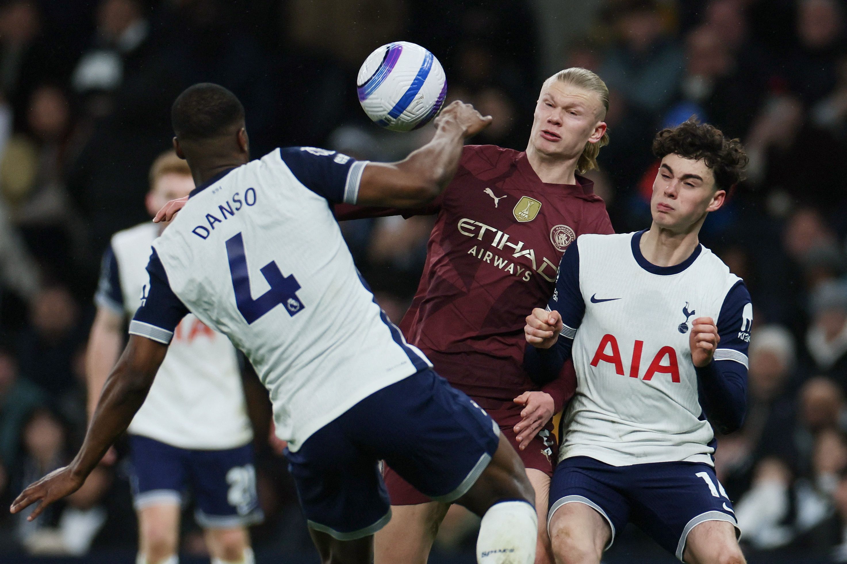 Manchester-City-Stürmer Erling Haaland gegen Kevin Danso. 