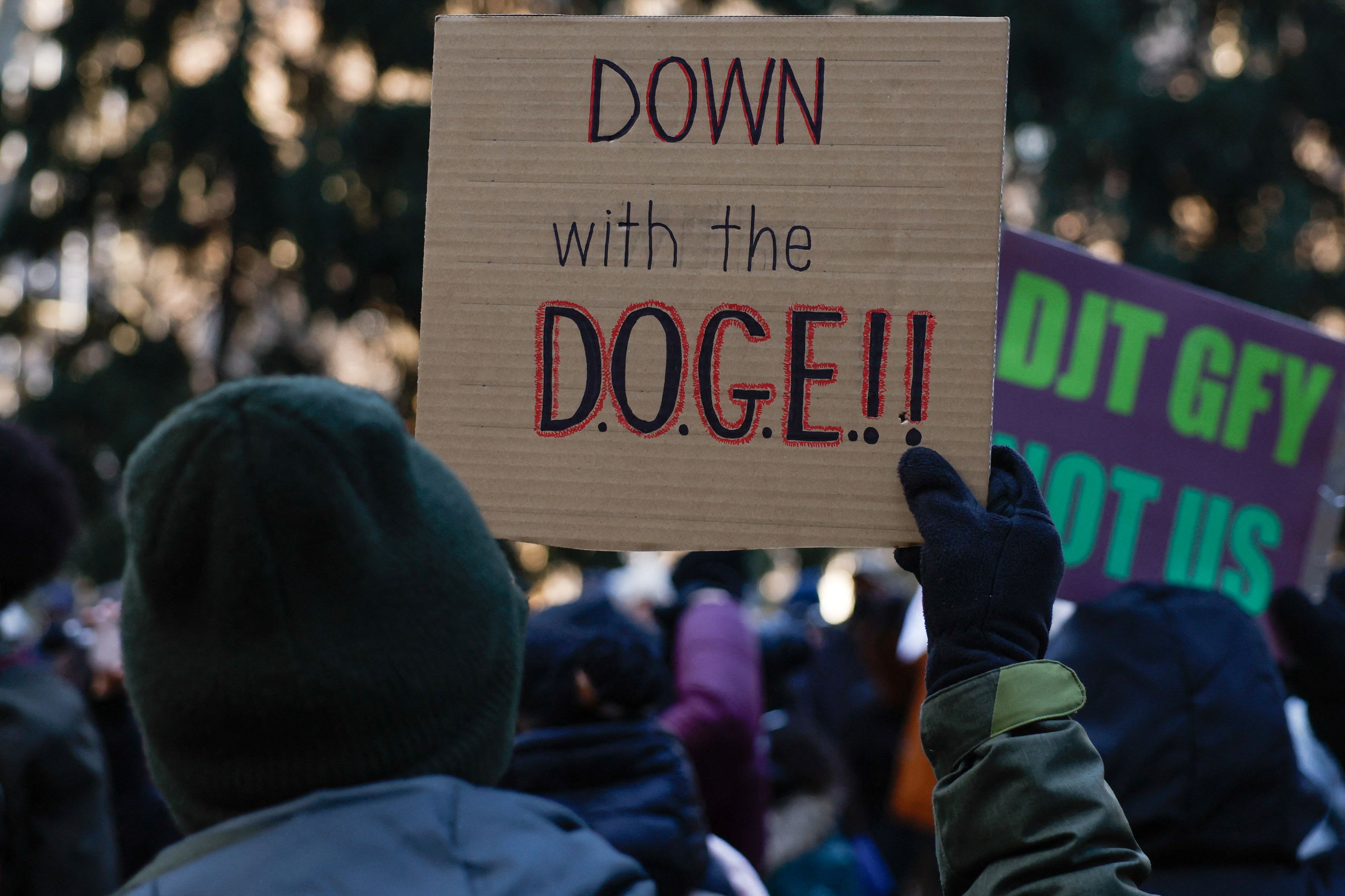 Elon Musks DOGE (Department of Government Efficiency) steht stark in der Kritik – nun kündigten mehr als 20 Mitarbeiter. (Symbolbild; Proteste in New York am 5. Februar 2025)