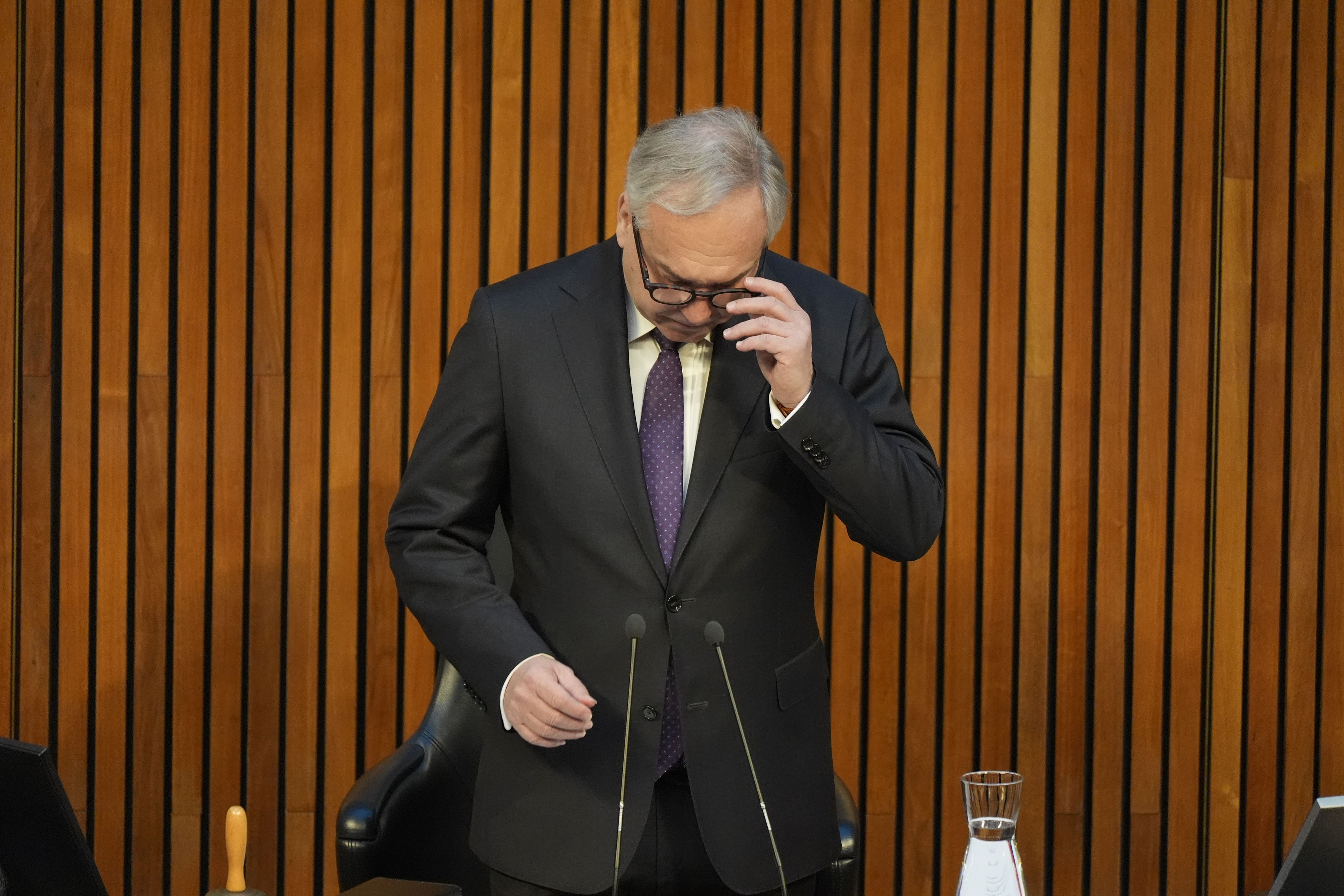 Vor der Sitzung hielt Nationalratspräsident Walter Rosenkranz eine emotionale Ansprache, bei der er selbst mit den Tränen kämpfte.