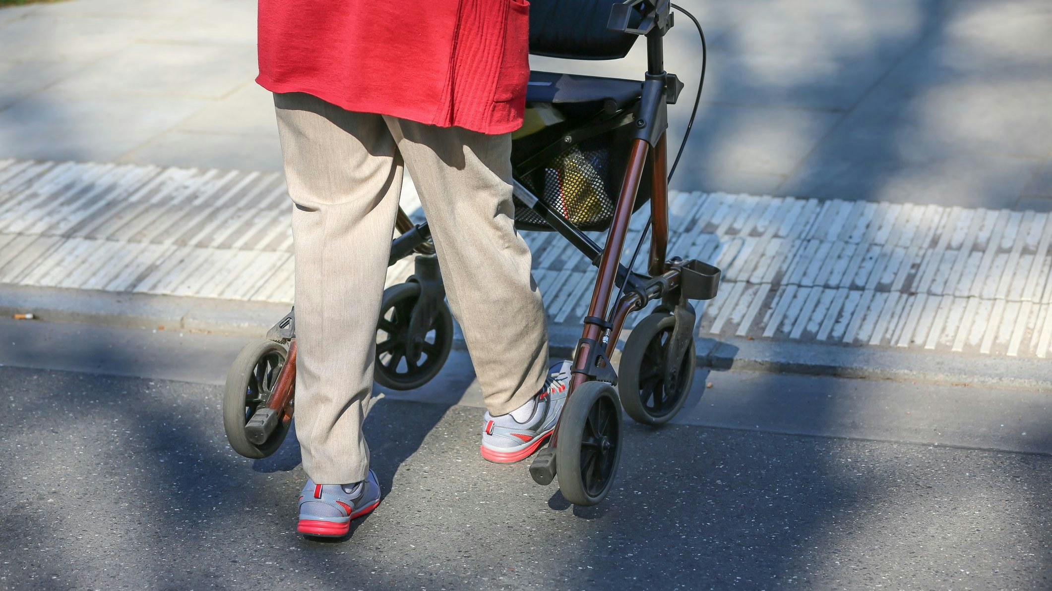 Frau von hinten mit Rollator