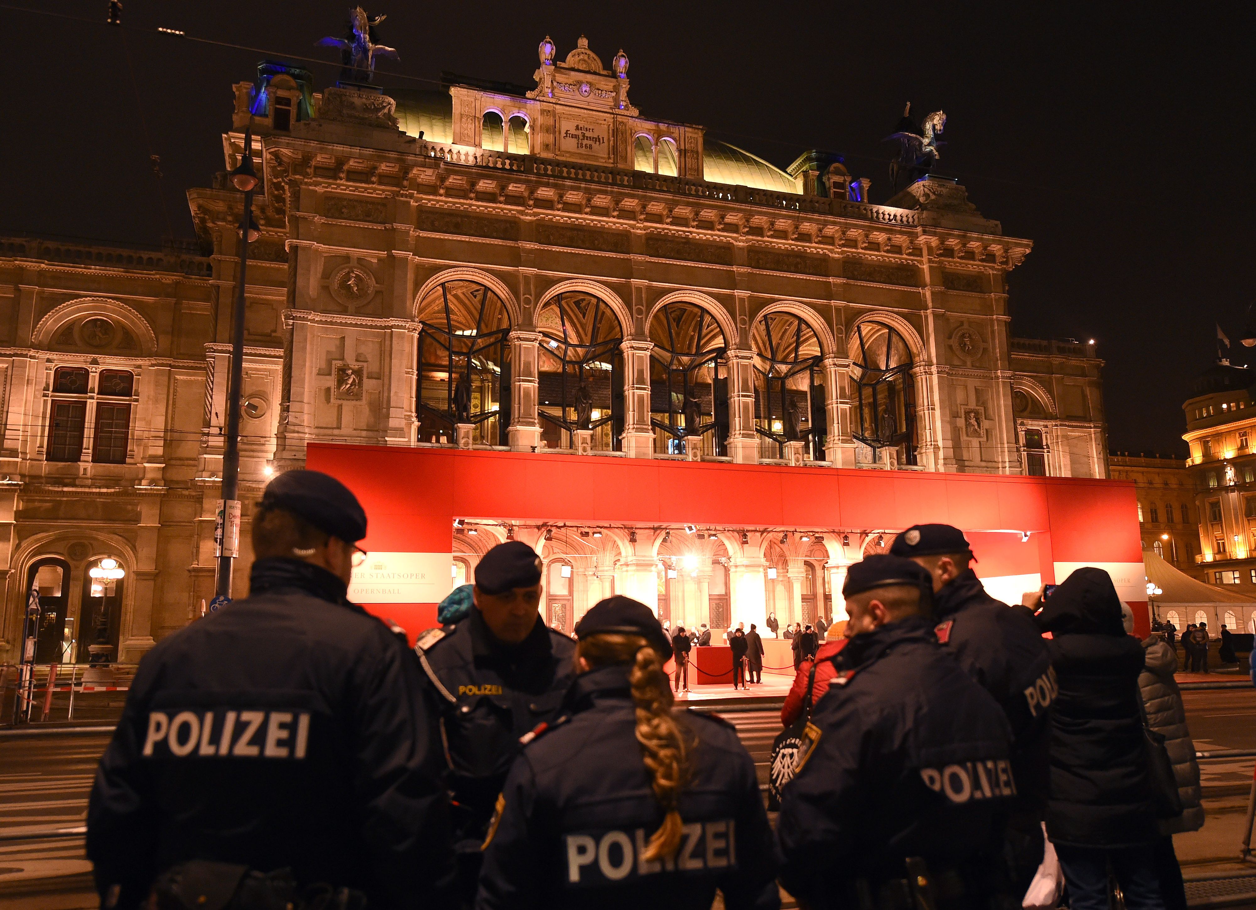 500 Polizisten sichern den Wiener Opernball.