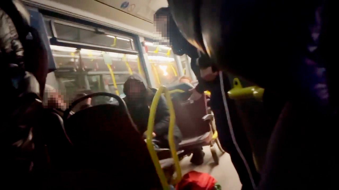 Der Buslenker schimpfte mit den streitenden Fahrgästen. 