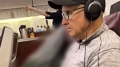 Dieser Australier saß im Flugzeug vier Stunden lang neben einer Leiche, nachdem es zu einem Todesfall gekommen war.