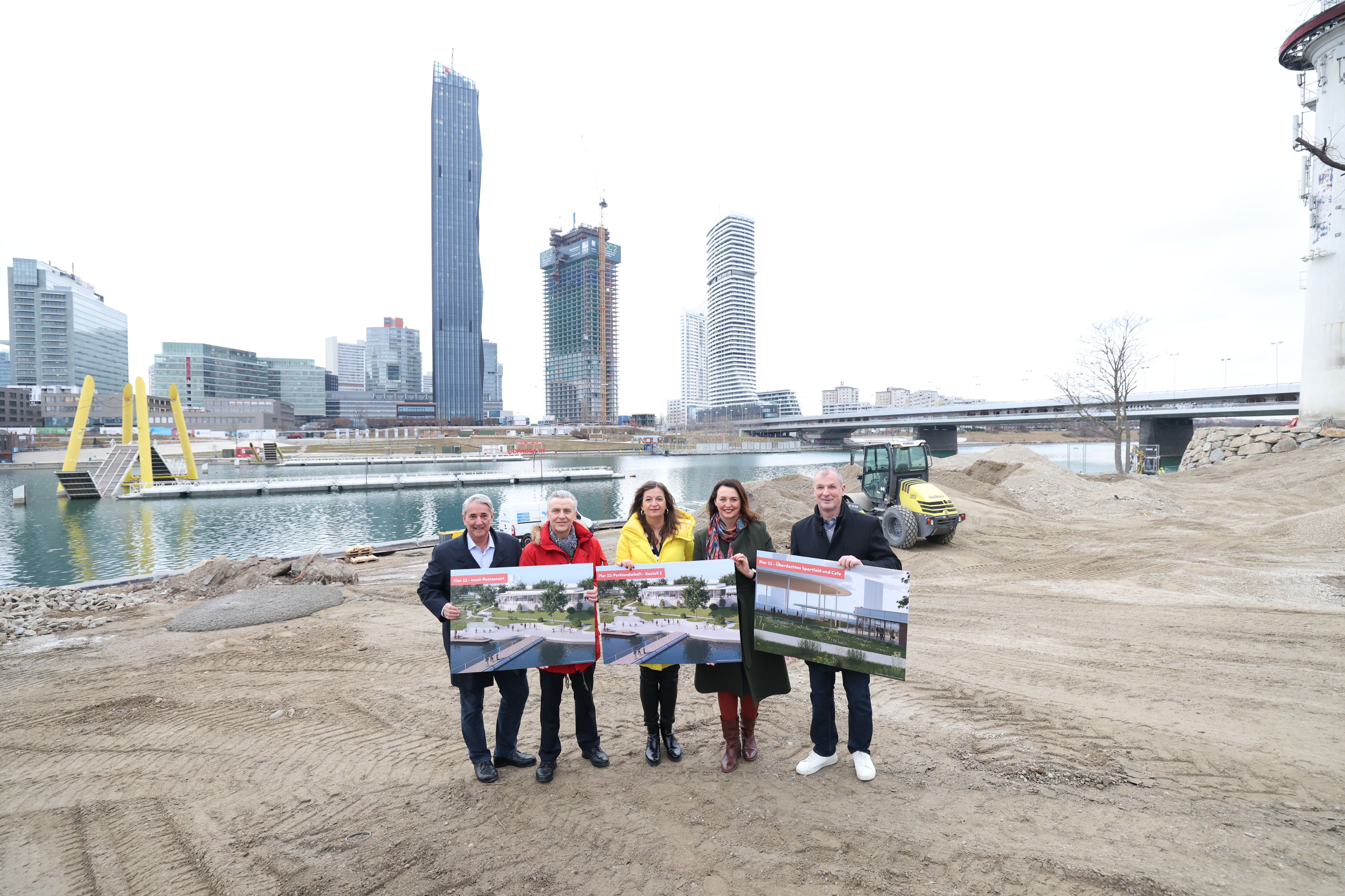 Bezirksvorsteher Donaustadt, Ernst Nevrivy, Josef Taucher, Vorsitzender des SPÖ-Klubs im Wiener Gemeinderat und Landtag, Planungsstadträtin Ulli Sima, Selma Arapovic, NEOS Wien Stadtentwicklungssprecherin und Karl Gasta, Bezirksvorsteher-Stellvertreter der Donaustadt (v.l.).