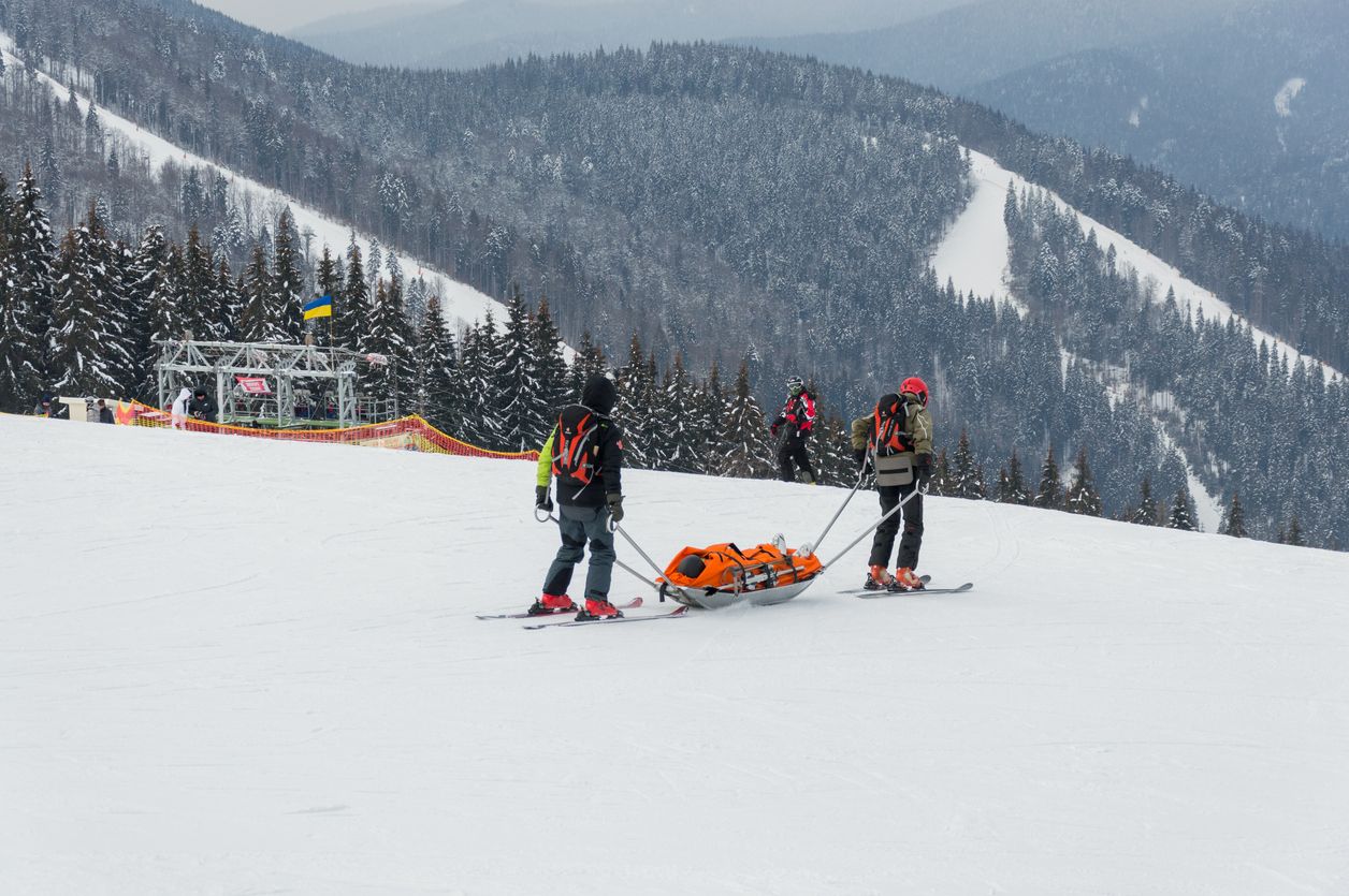 Der Verletzte musste mittels Akia (wannenförmiger Schlitten) geborgen werden (Symbolbild).