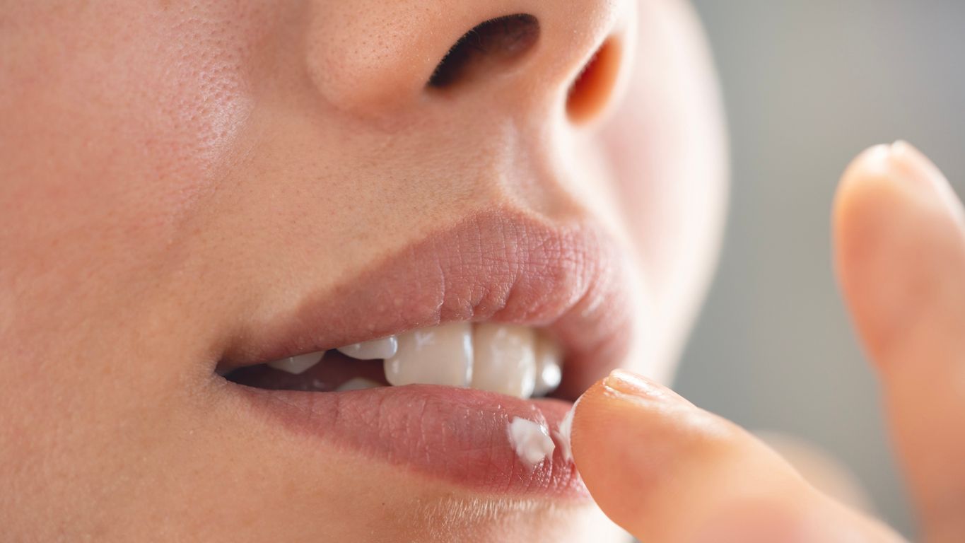 Für die meisten ist Lippenbalsam ein wertvoller Verbündeter im Kampf gegen rissige Lippen.