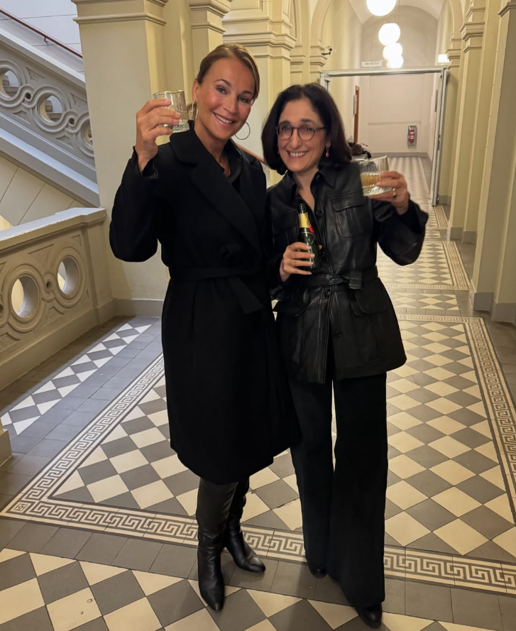 Caroline Beil feiert mit Champagner.