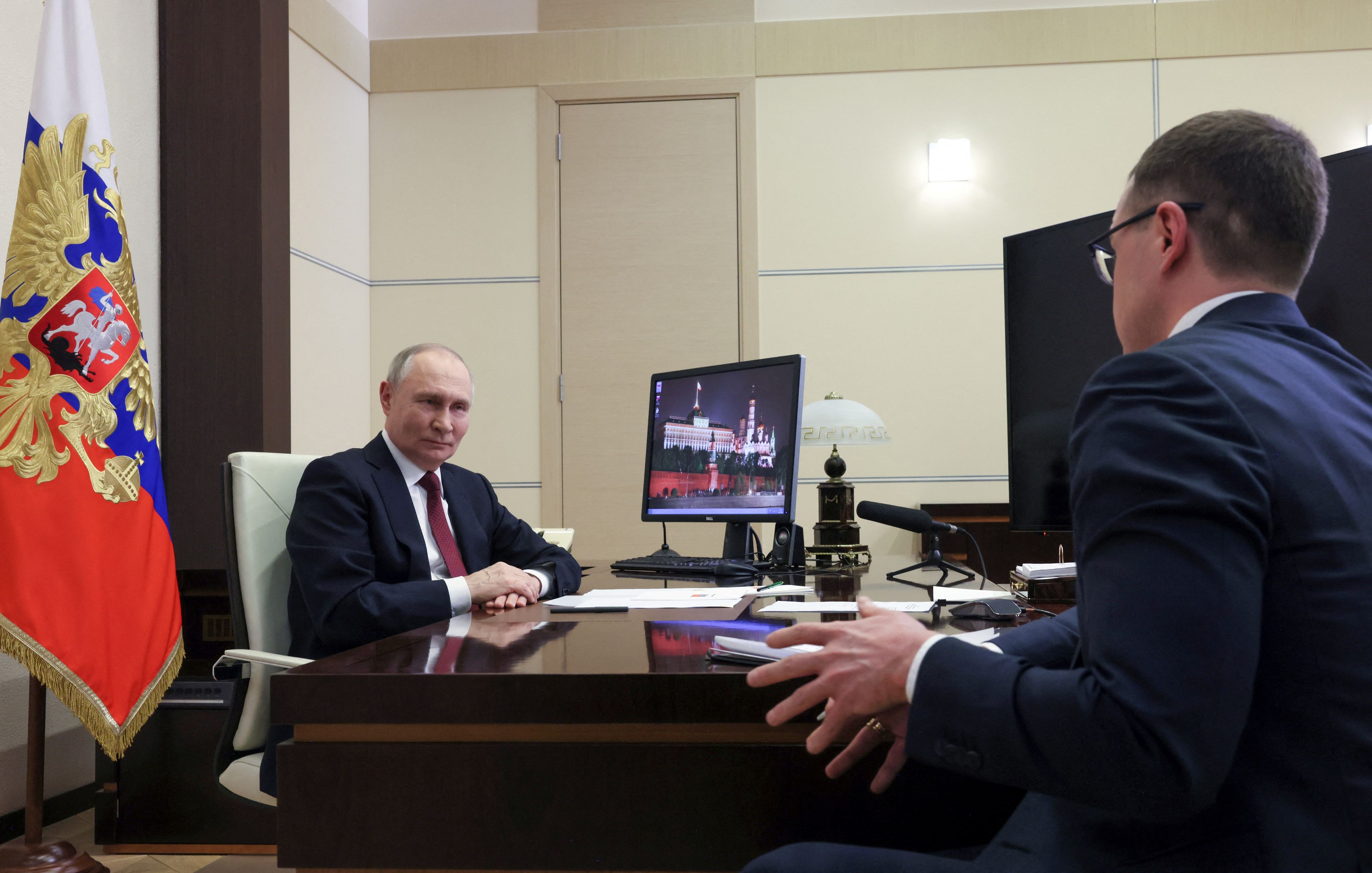 Wladimir Putin spricht mit Kreml-Journalist Pavel Zarubin in seiner Residenz außerhalb Moskaus am 24. Februar 2025.