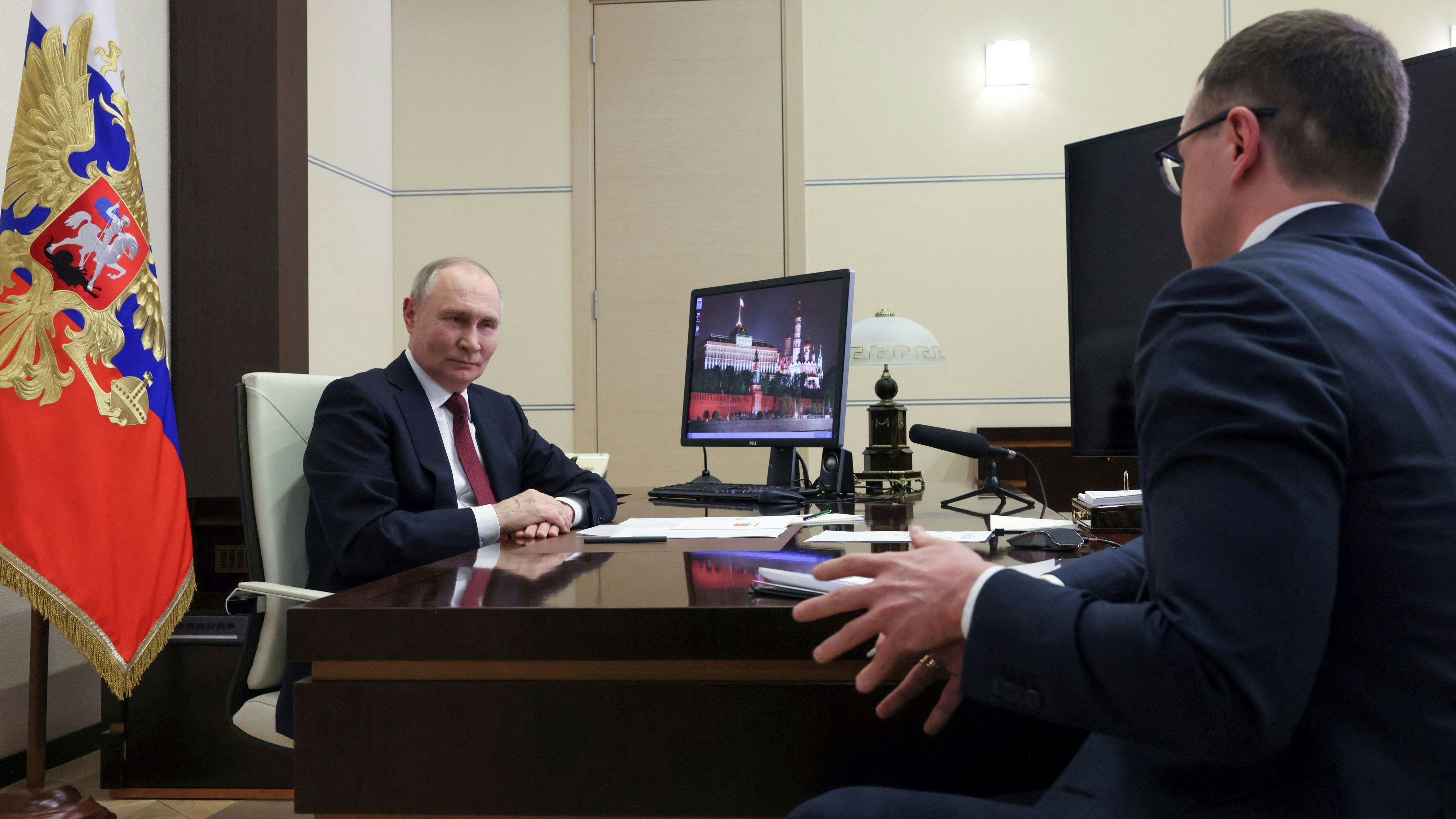 Wladimir Putin spricht mit Kreml-Journalist Pavel Zarubin in seiner Residenz außerhalb Moskaus am 24. Februar 2025.