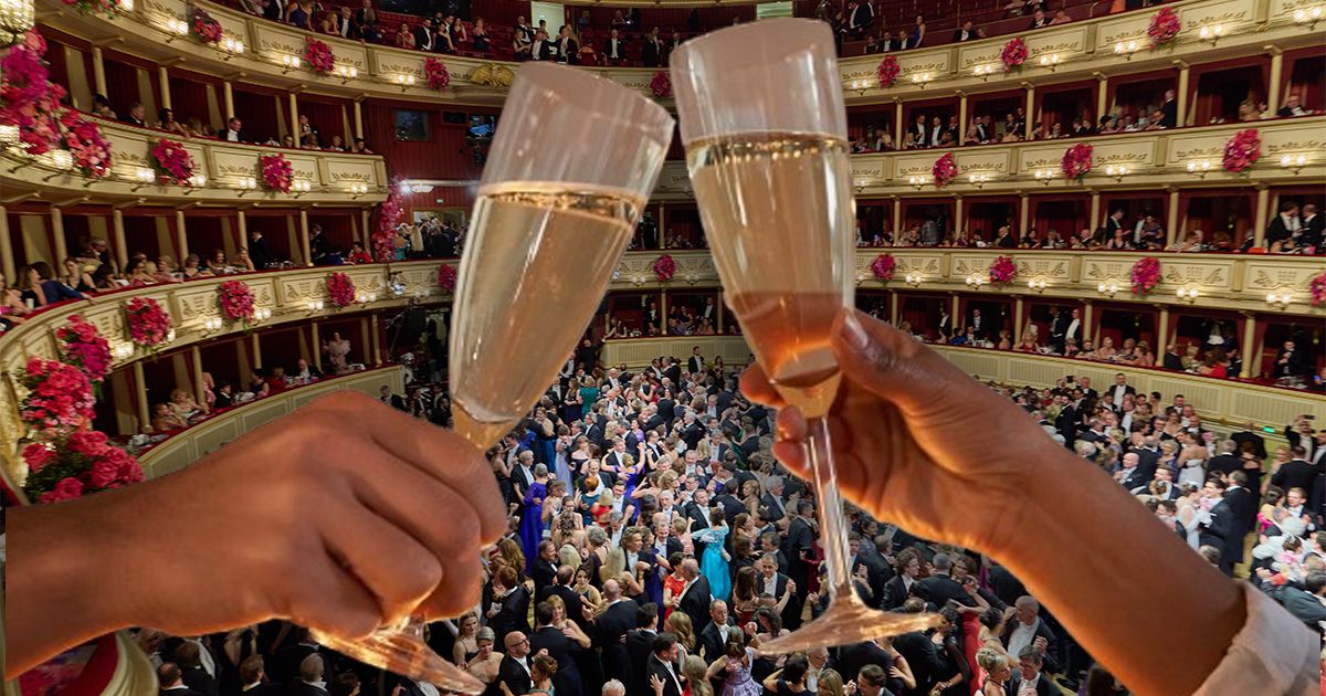 Der Opernball kann auch gemütlich vom Sofa aus genossen werden.