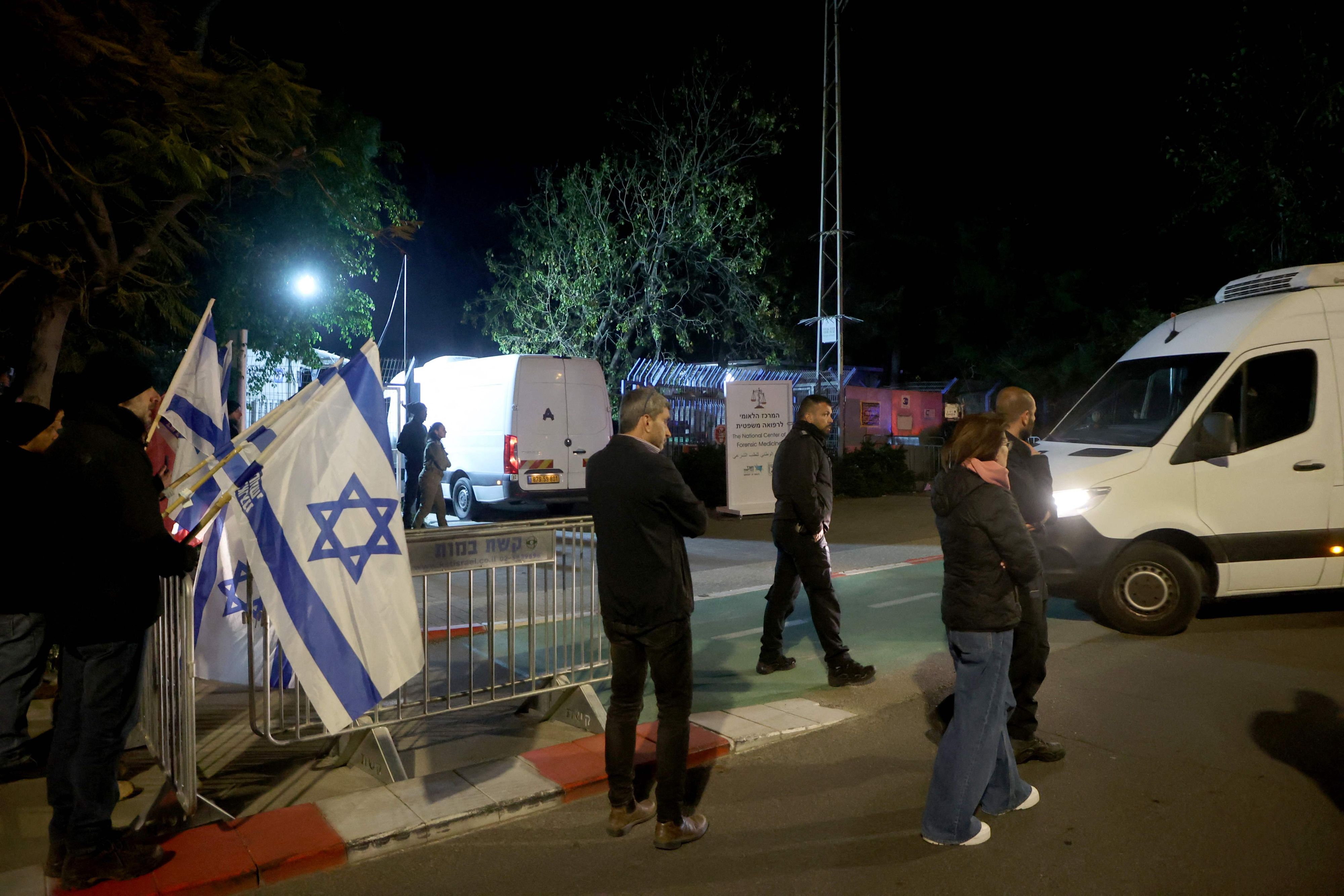 Hier kommen die vier Leichen von getöteten Israelis in ihrer Heimat an. Dafür musste Israel Hunderte Palästinenser – darunter auch Terroristen – freilassen.