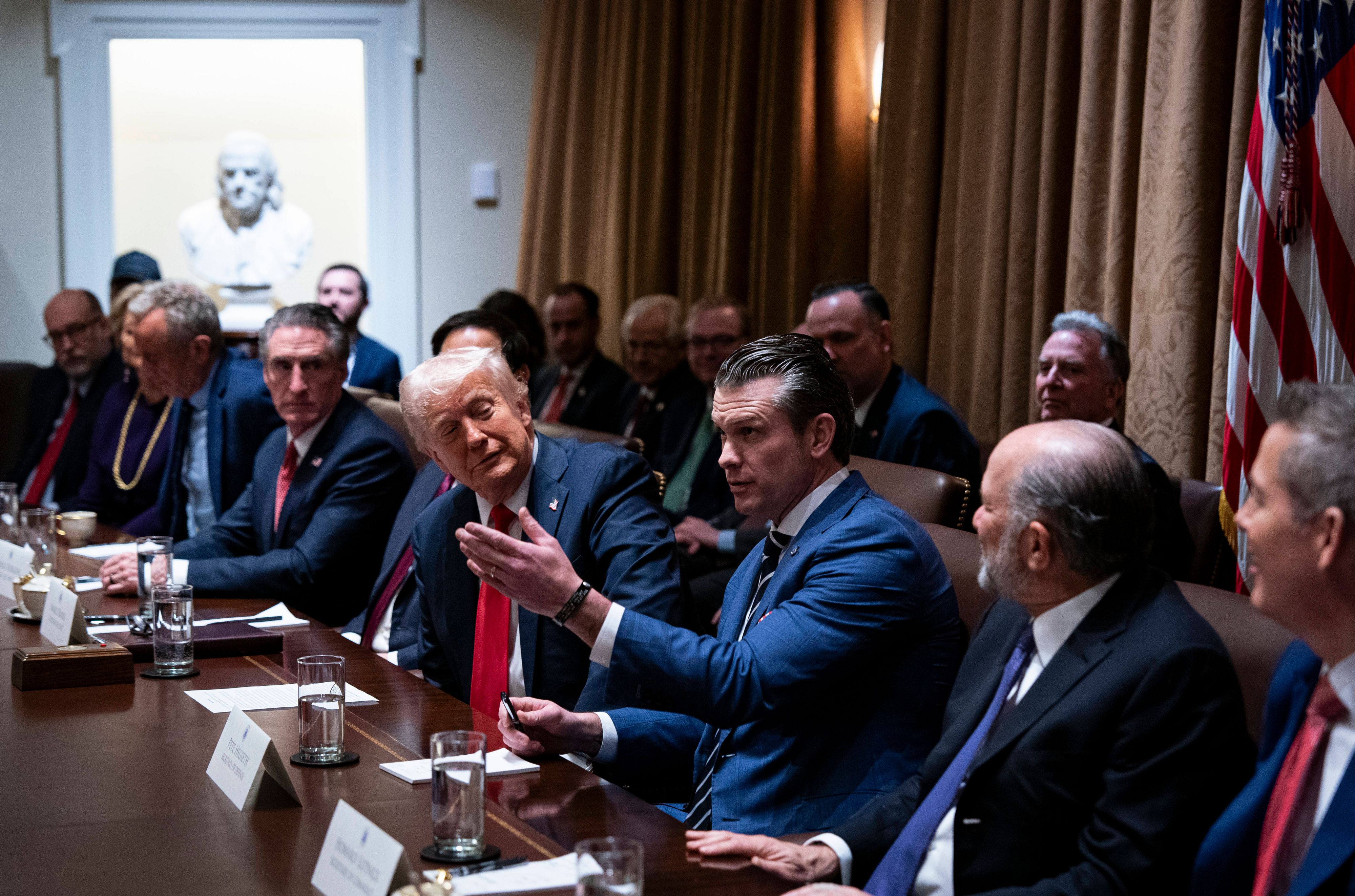 Donald Trump lauscht seinem Außenminister Marco Rubio bei der ersten Kabinettssitzung im Weißen Haus.