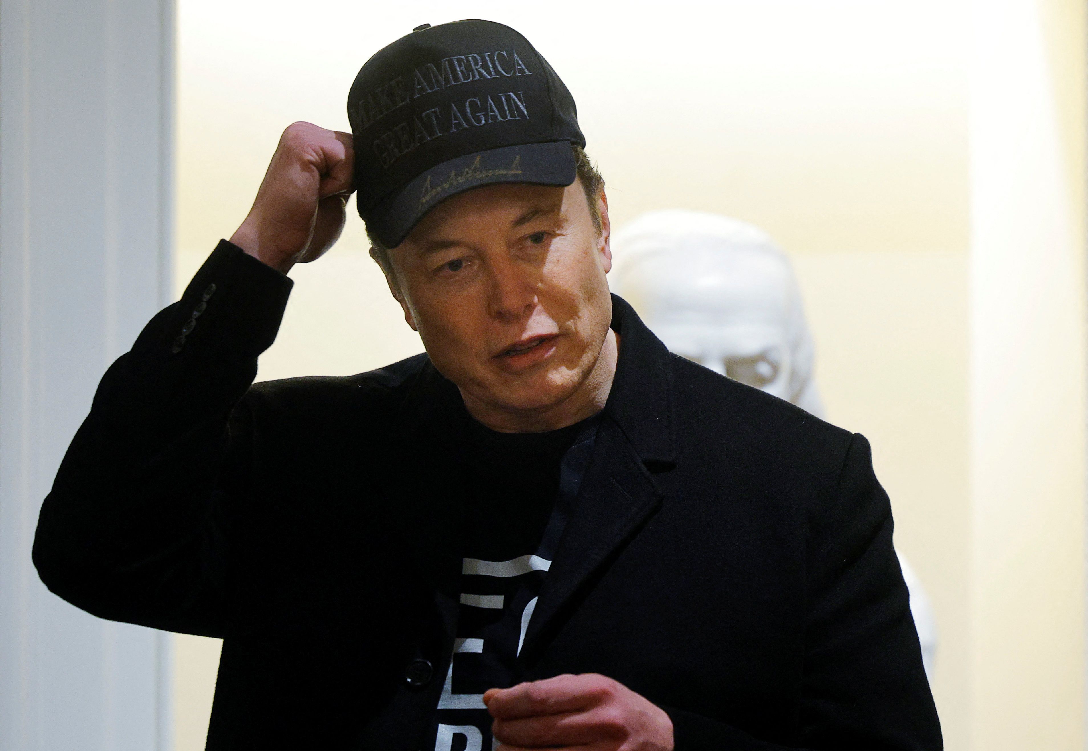 Elon Musk spricht beim von US-Präsident Donald Trump abgehaltenen Cabinet Meeting im Weißen Haus.