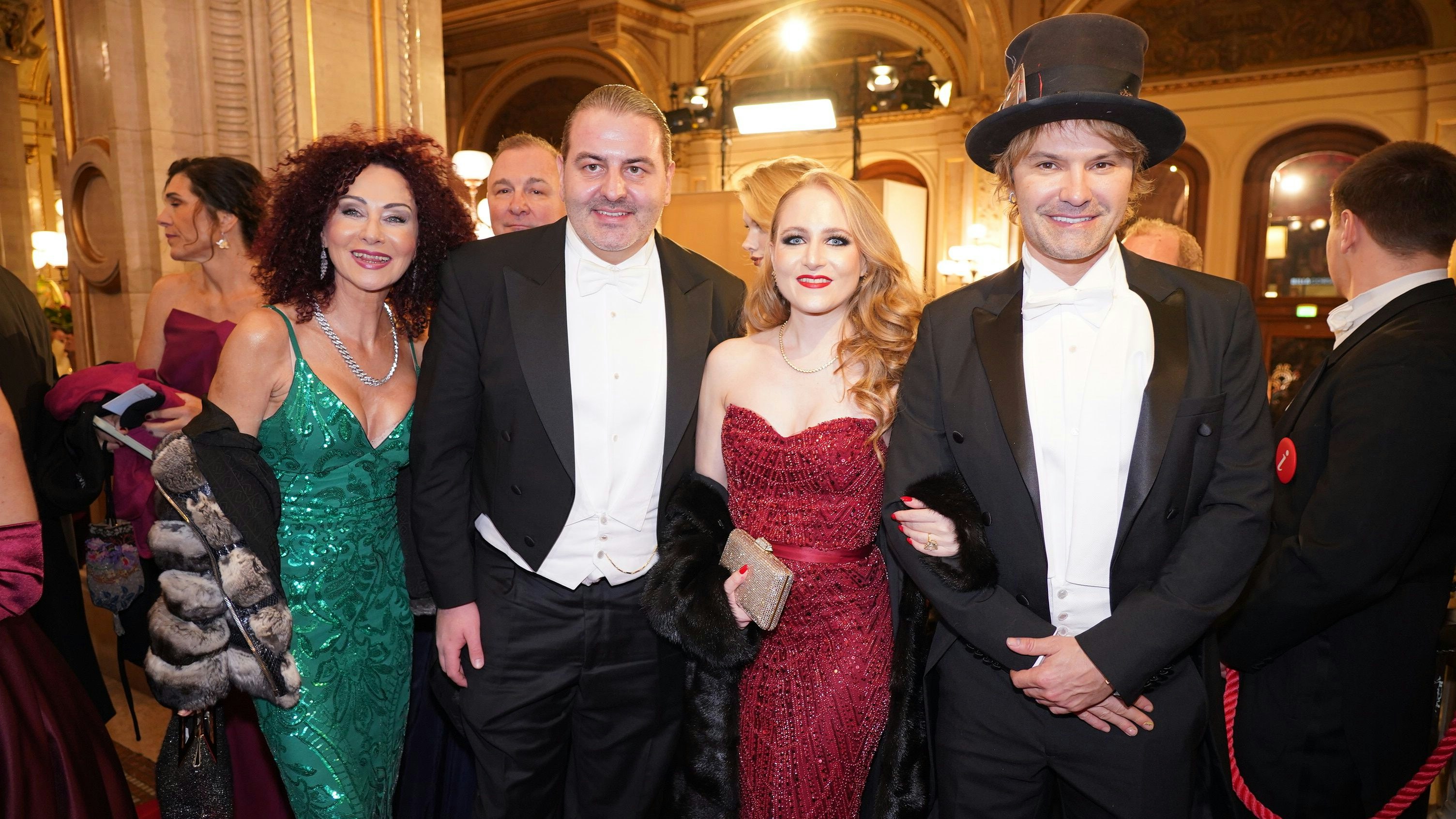 Christina "Mausi" Lugner mit Leo Lugner, ihrer Tochter Jaqueline Lugner und ihrem Opernball-Stargast Alec Monopoly 2025.