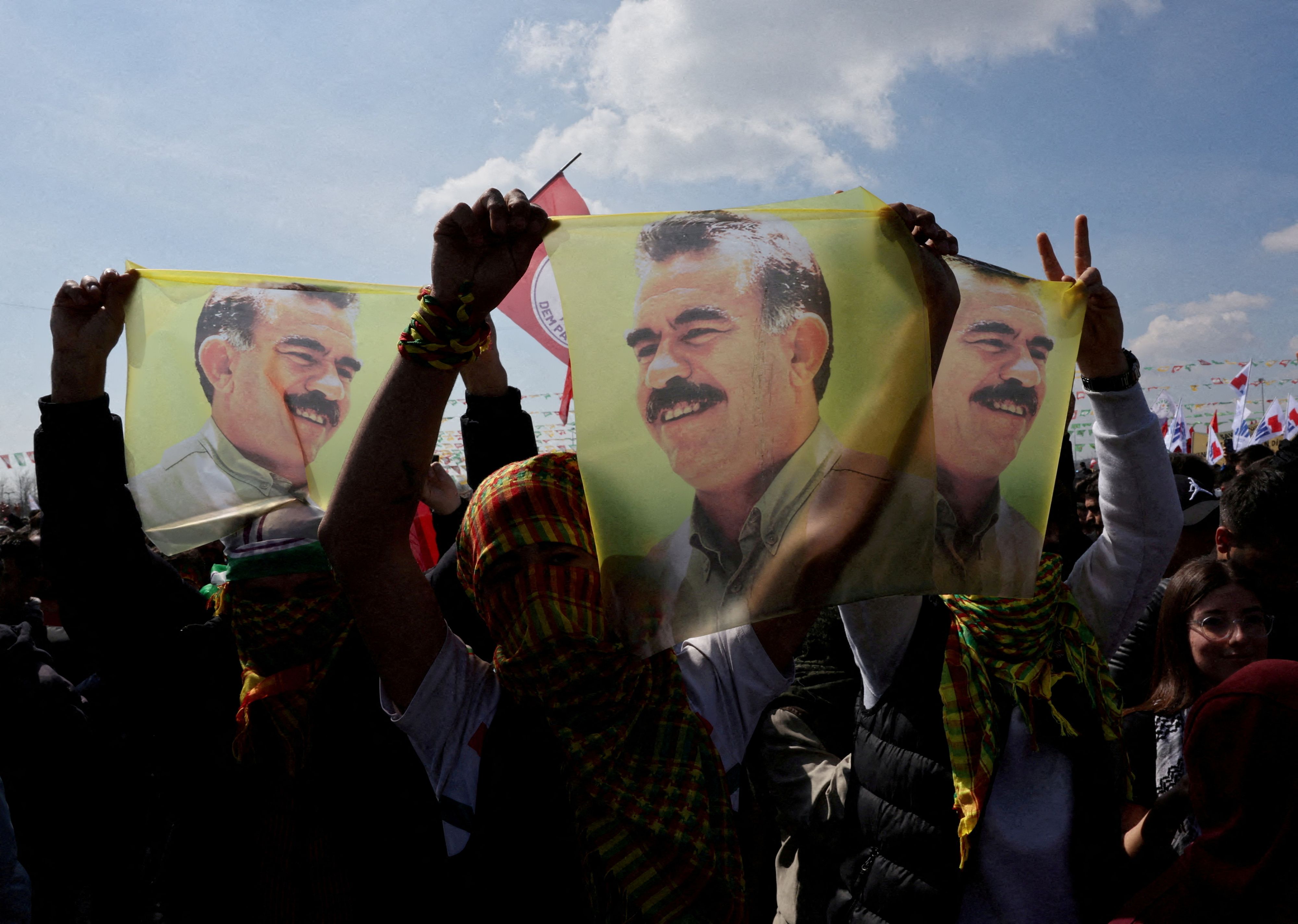 Demonstranten halten Flaggen mit dem Bild des PKK-Chefs Abdullah Öcalan hoch. (Symbolbild)