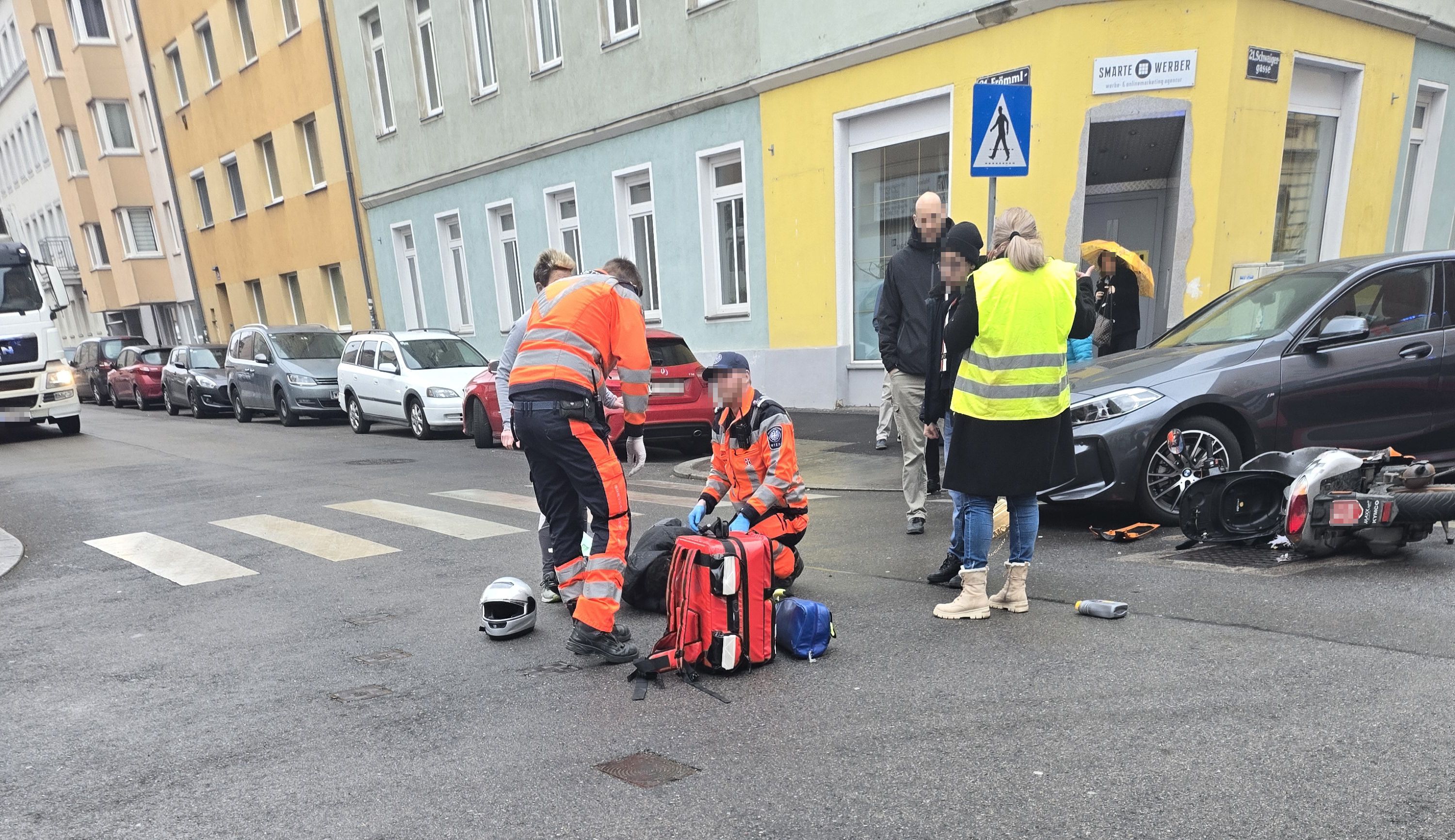 Unfall in Floridsdorf: Mann (21) verletzt und ins Spital gebracht.