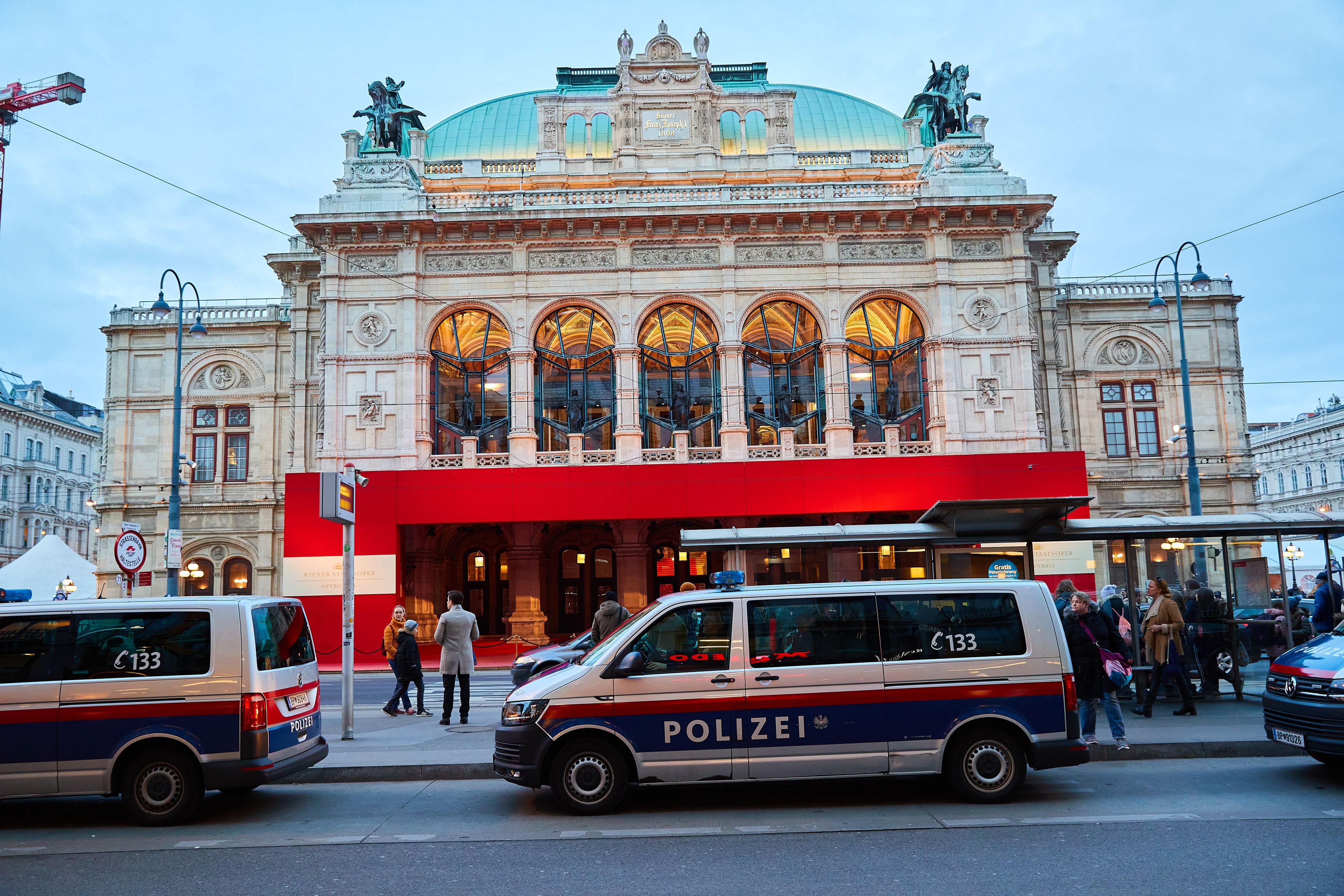 Hohe Security-Aufkommen - auch in Zivil, also im Frack und Ballkleid.