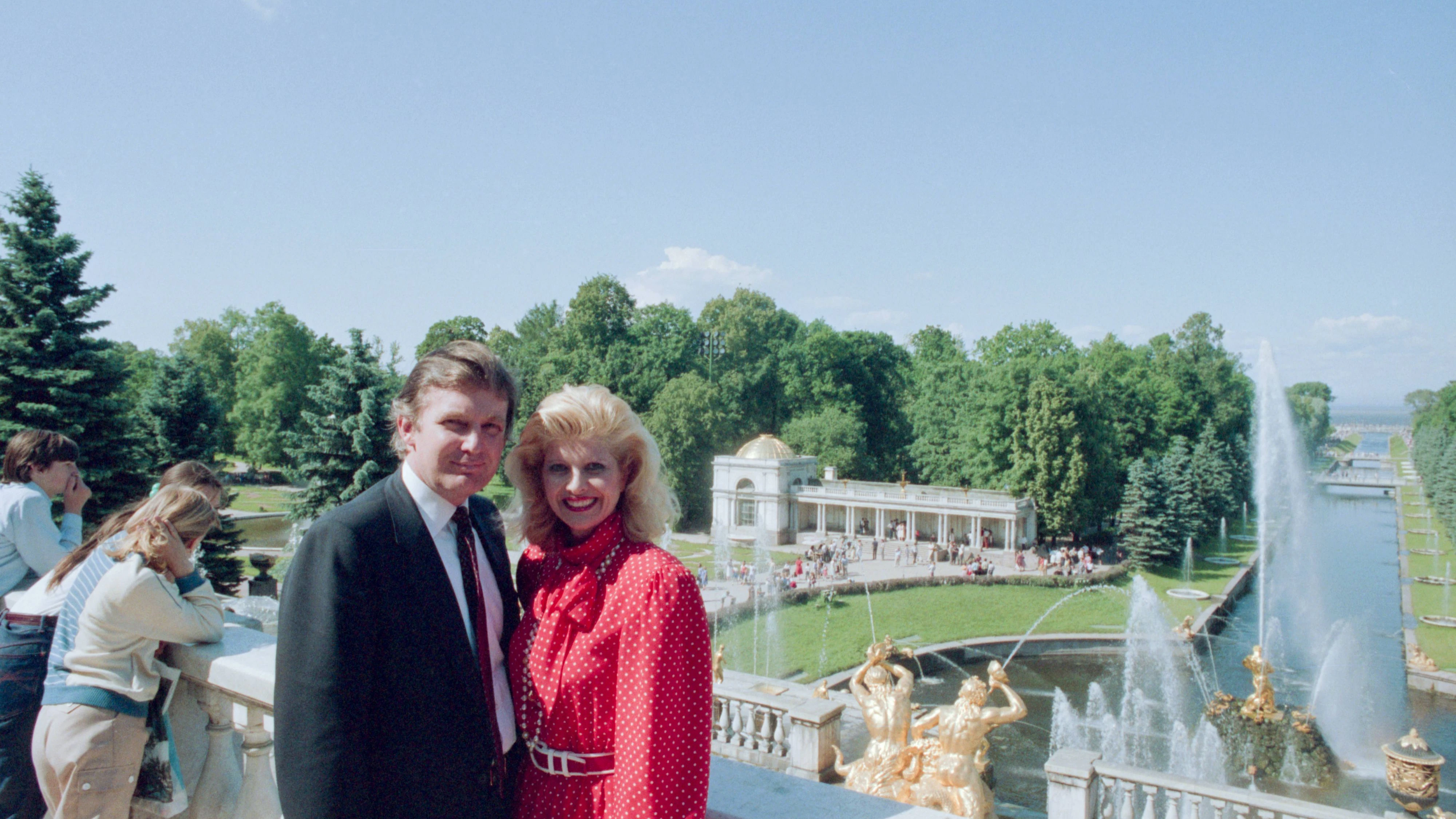 Der Immobilienunternehmer und heutige US-Präsident Trump war <a data-li-document-ref="120093529" href="https://www.heute.at/s/ex-offizier-behauptet-habe-trump-fuer-kgb-angeworben-120093529">1987 mit seiner damaligen Frau</a> Ivana auf Einladung Russlands in Leningrad, dem heutigen St. Petersburg, zu Besuch