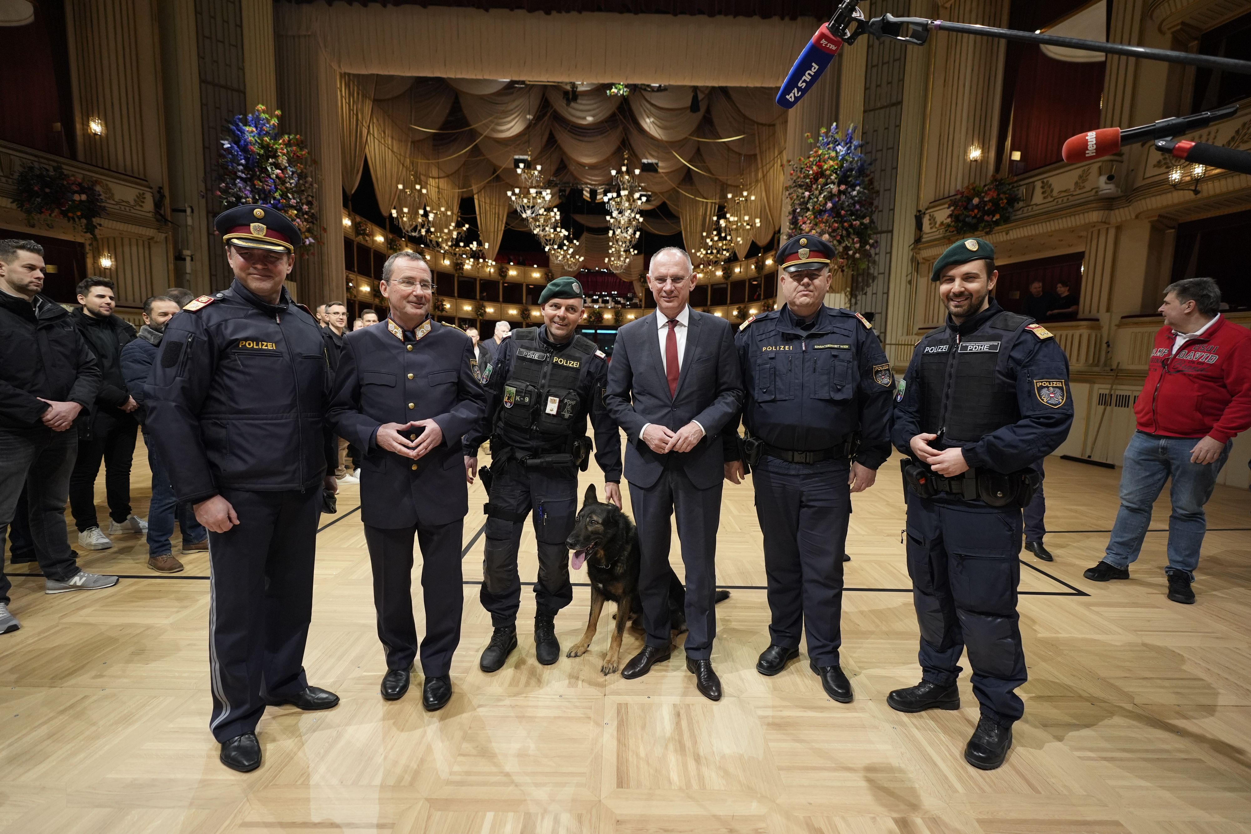 Innenminister Gerhard Karner (Mitte) und Wiens Polizeipräsident Gerhard Pürstl (zweiter von links) bei der Sicherheitsbesichtigung für den Opernball 2025 in der Wiener Staatsoper. Hunderte Polizisten, darunter Cobra-Spezialeinheiten, sind im Einsatz.