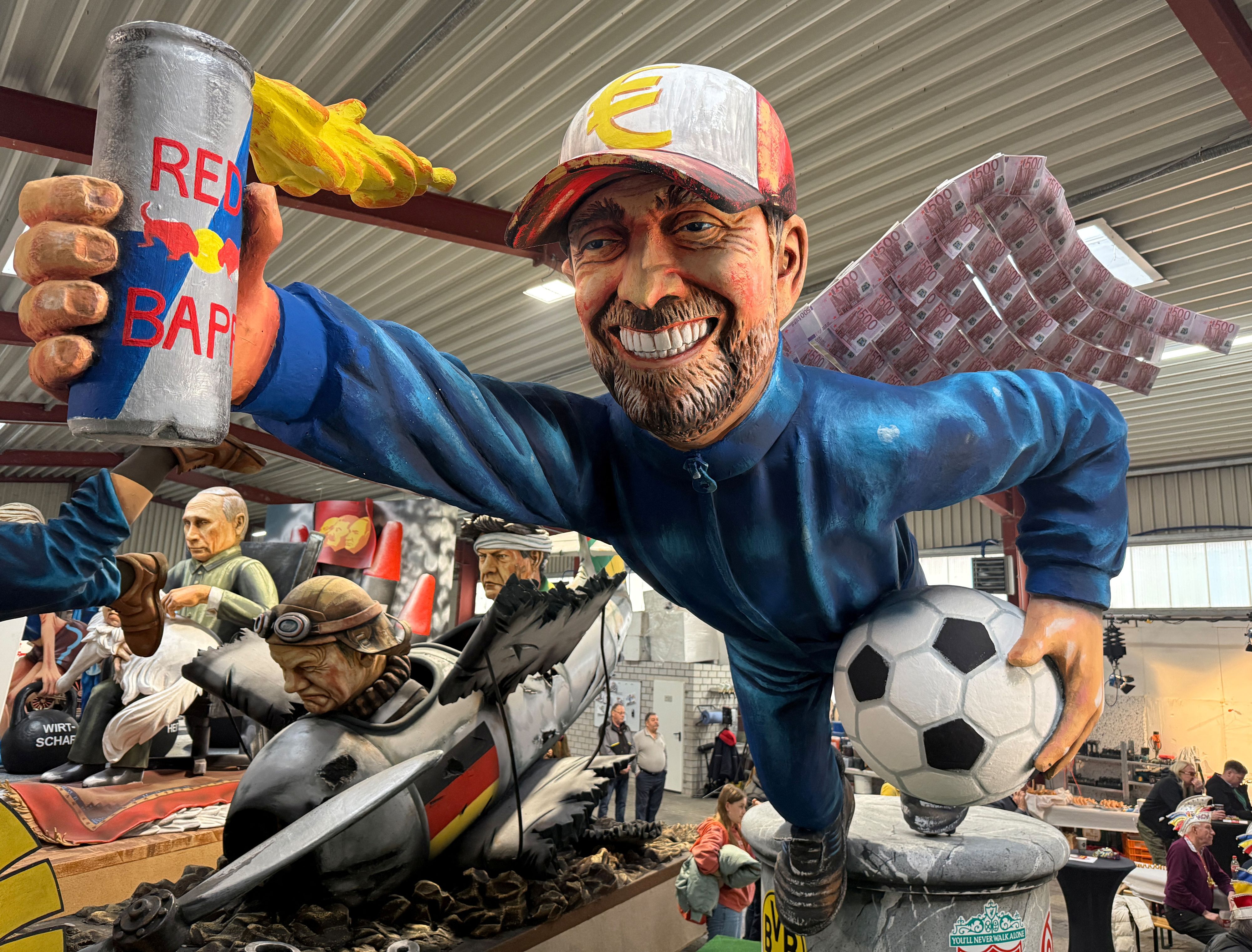 Mit diesem Wagen wird Jürgen Klopp im Mainzer Karneval veräppelt. 
