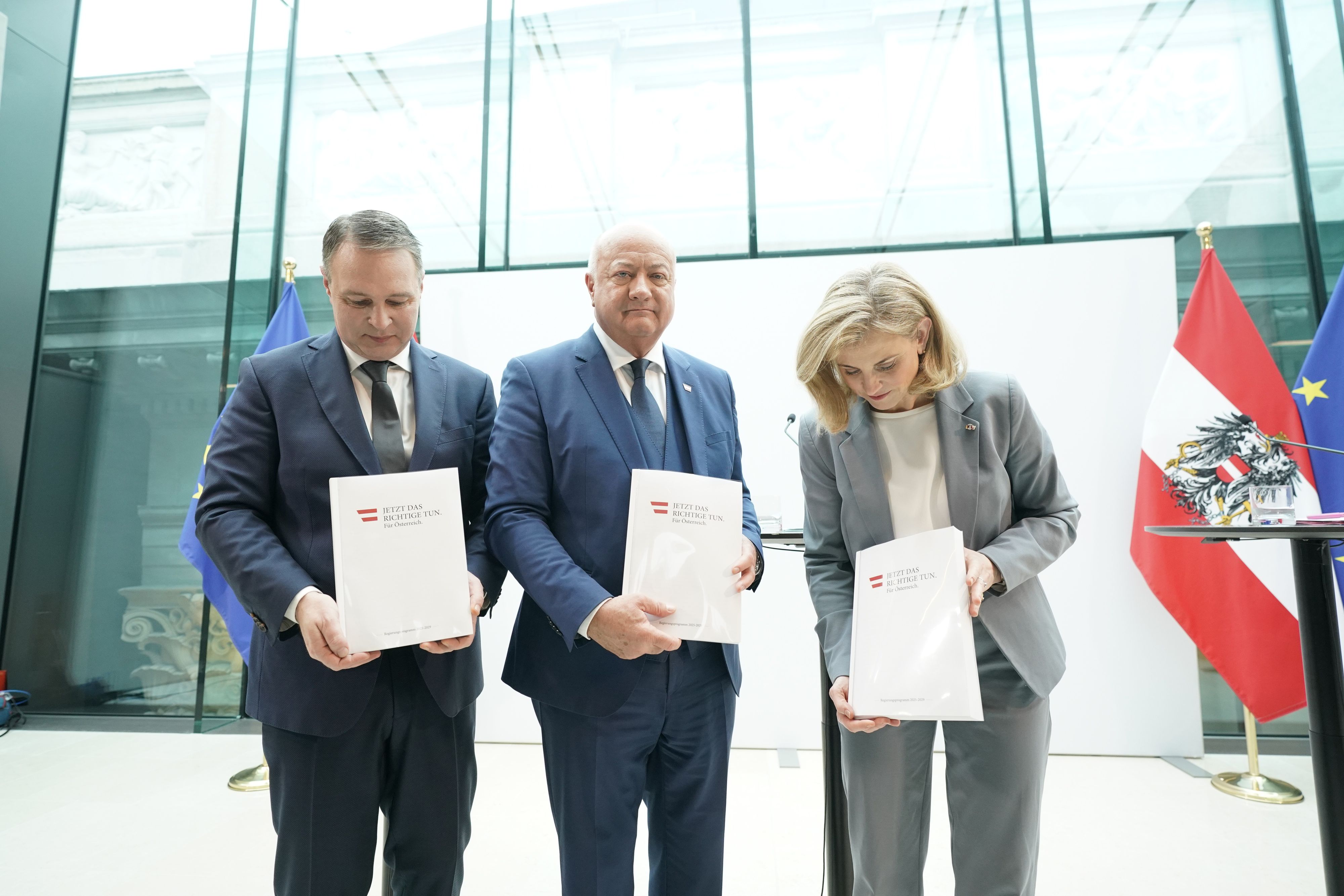 Die Drei von der Ampel mit ihrem Programm: Andreas Babler (SPÖ), Christian Stocker (ÖVP), Beate Meinl-Reisinger (Neos).