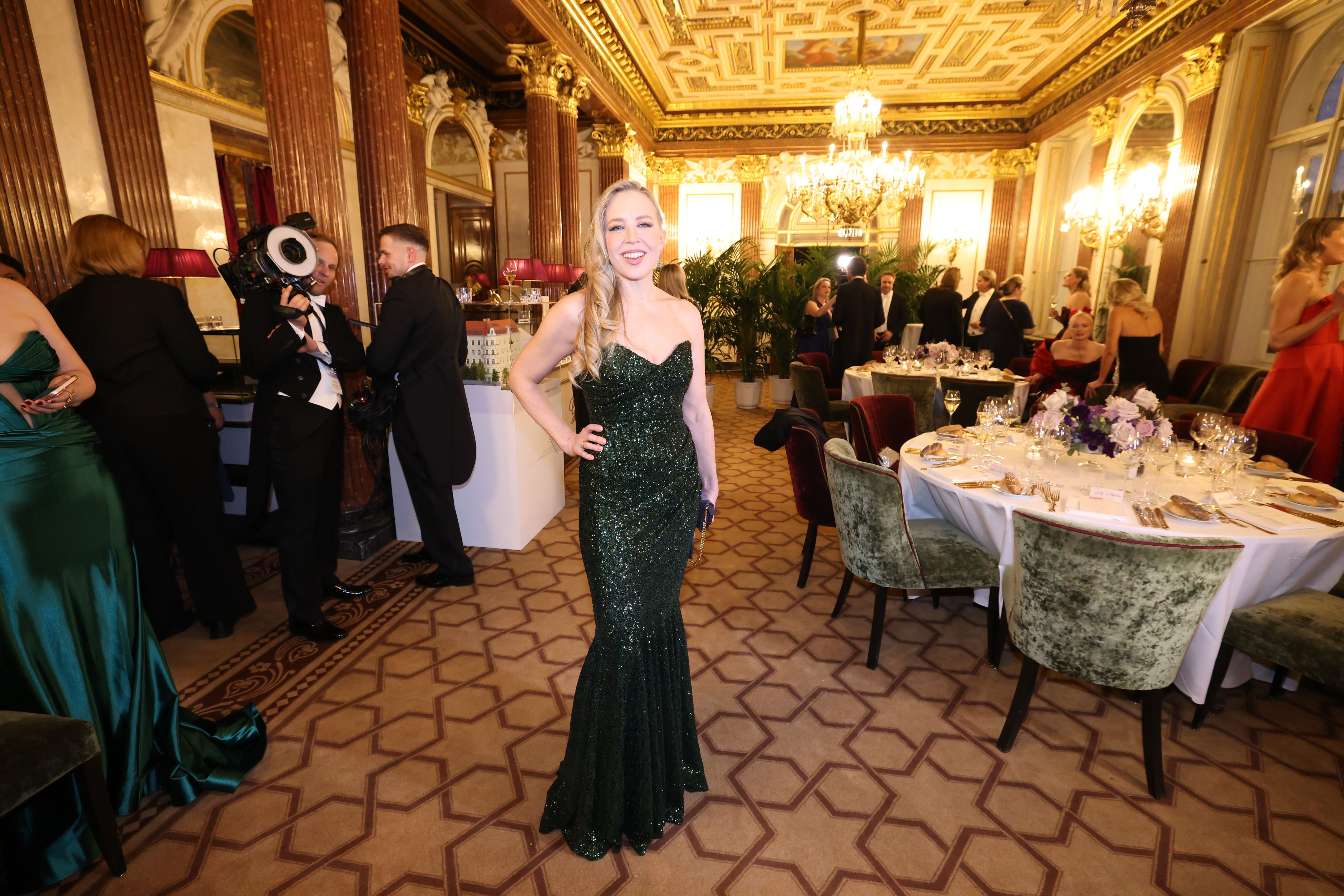 Nina Proll trägt ein Kleid ihrer Freundin Lena Hoschek: 