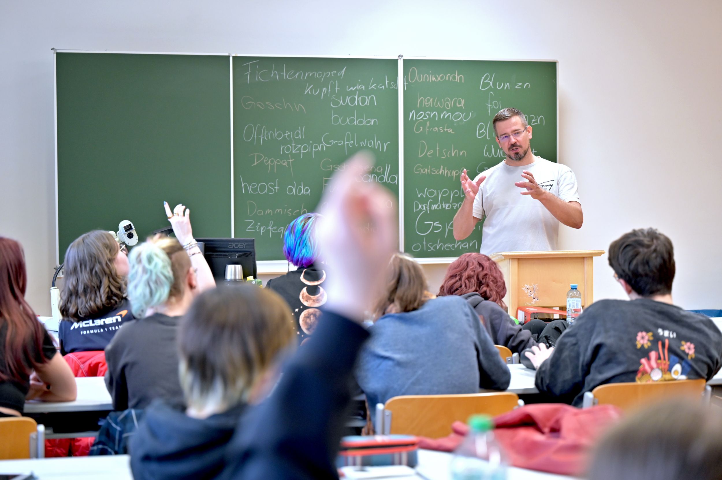 Über 300 Neu-Österreicher und Interessierte haben mit Dominik Klinger (44) schon den OÖ-Dialekt gelernt.