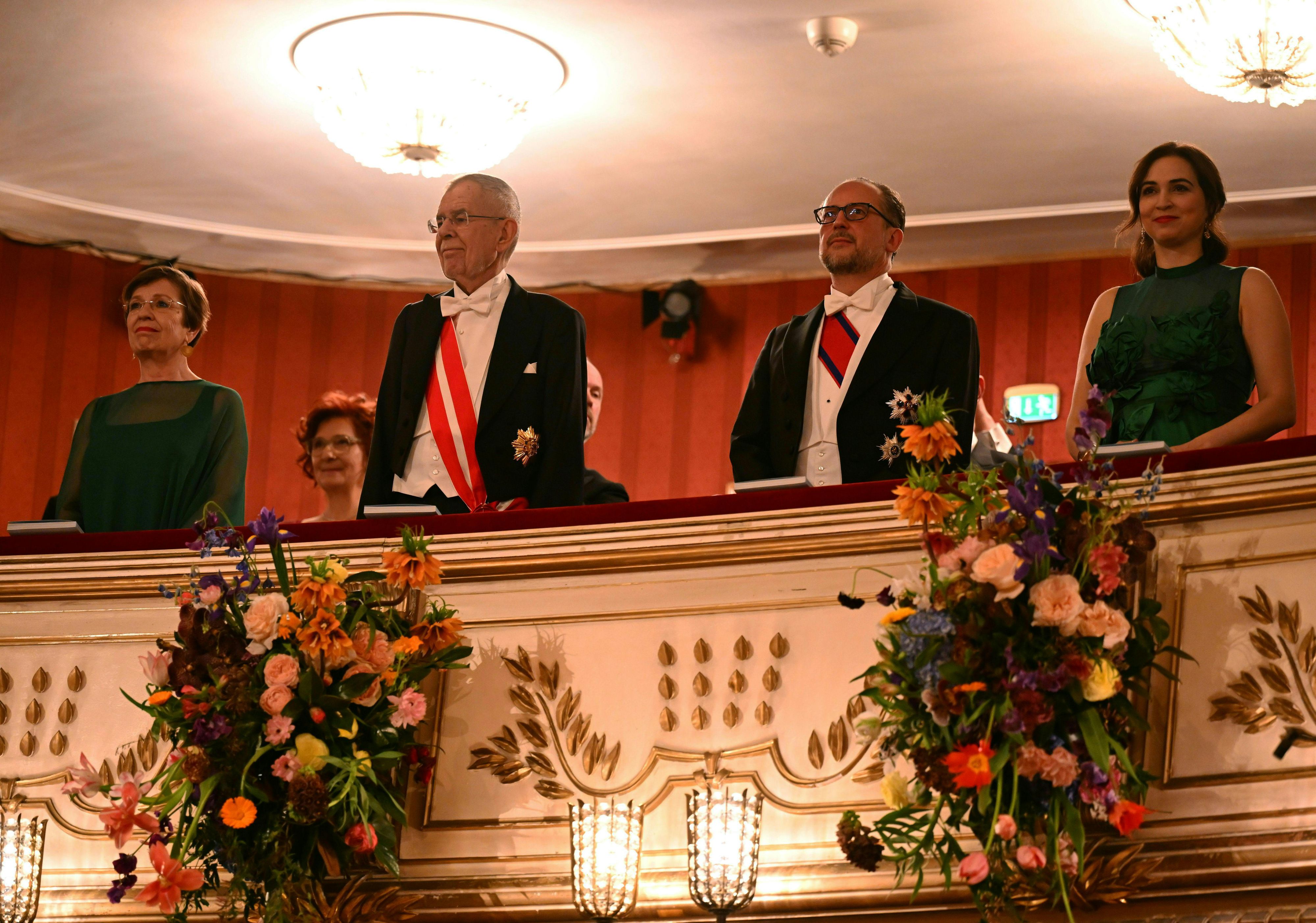 Präsidentenloge: Doris Schmidauer, Bundespräsident Alexander Van der Bellen, Kanzler Alexander Schallenberg, Justizministerin Alma Zadic