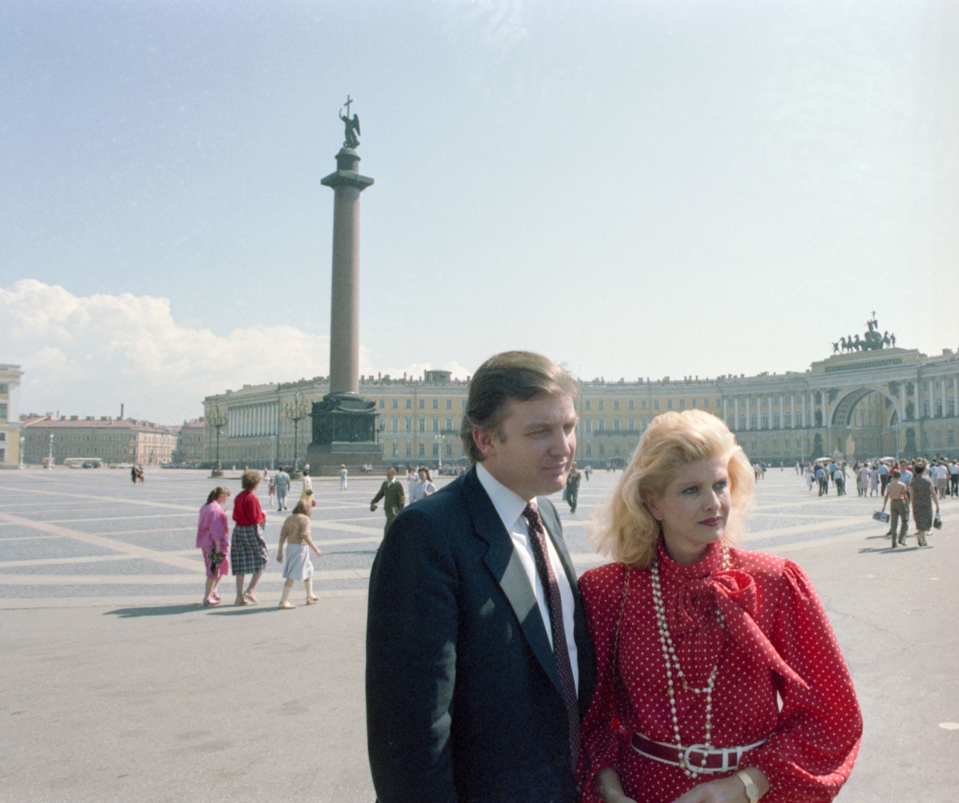 Donald Trump 1987 mit seiner damaligen Ehefrau Ivana in Leningrad, dem heutigen St. Petersburg