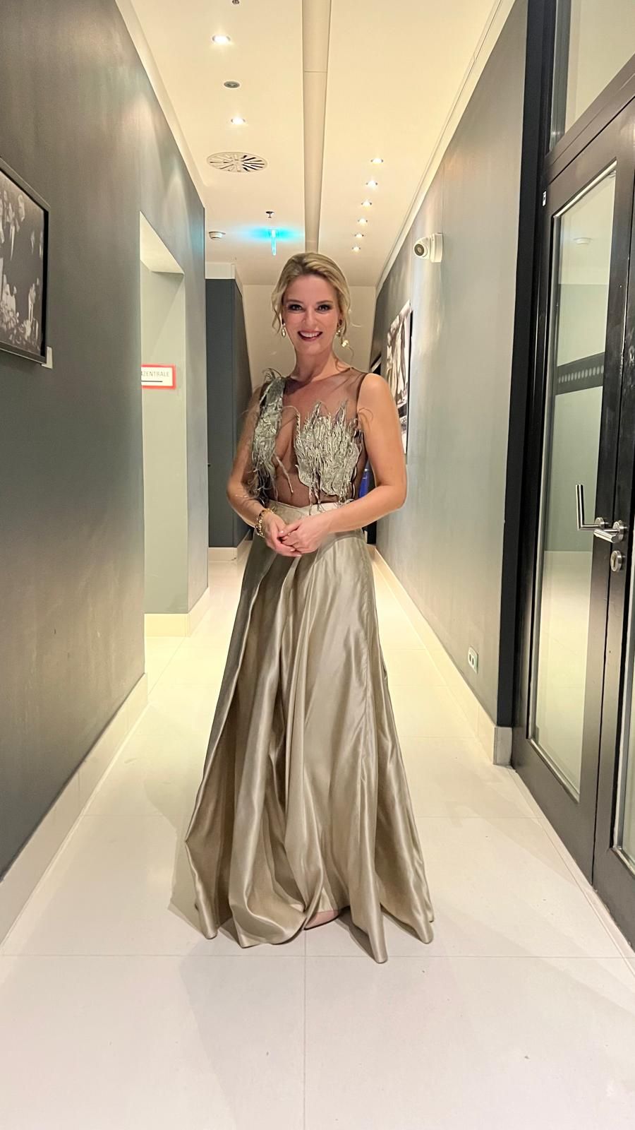 Christine Reiler glänzt am Opernball in einer Robe von Michel Mayer, welches sie schon bei den Golden Globes trug.