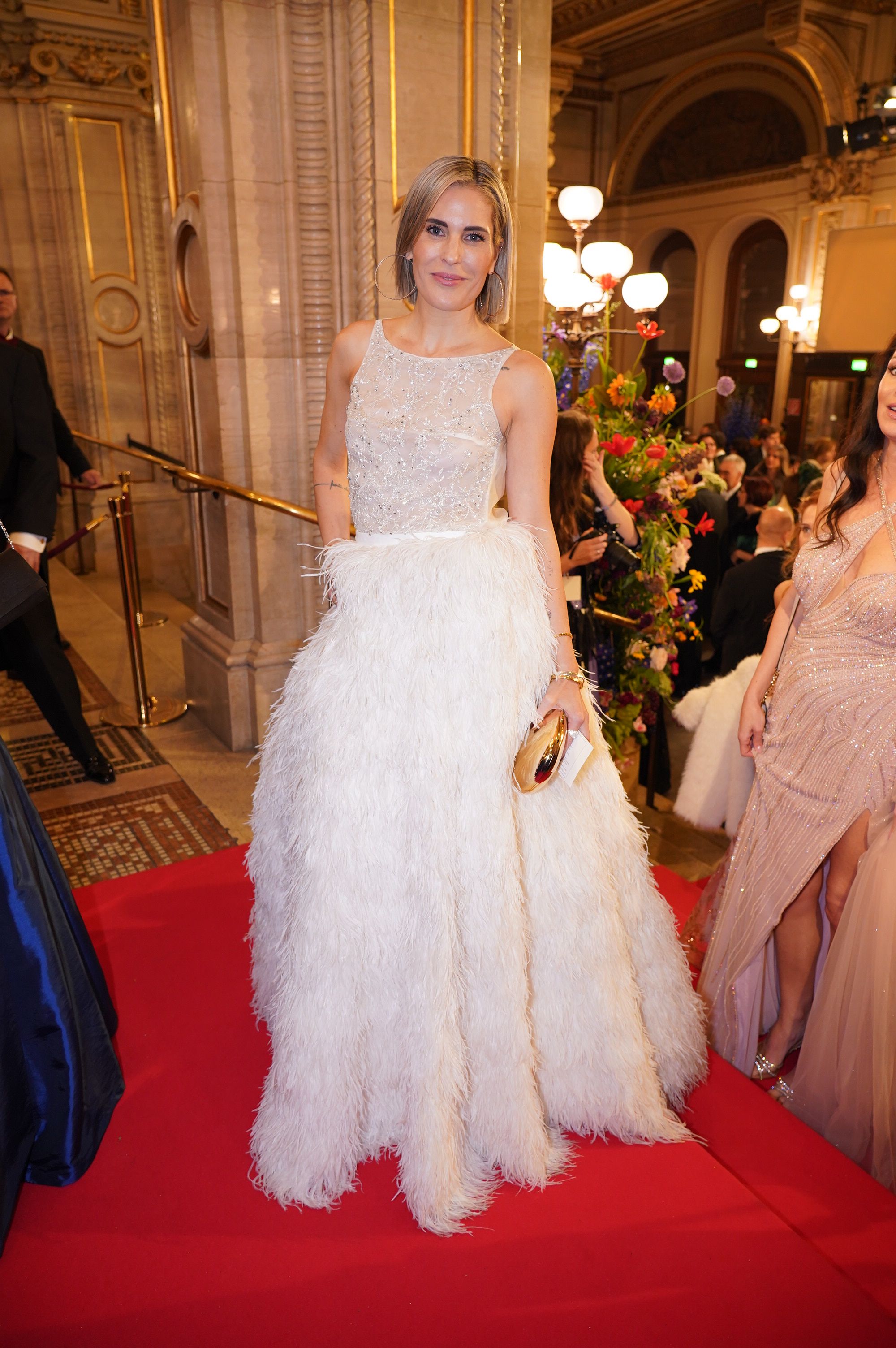 Elke Rock kommt im Brautkleid.