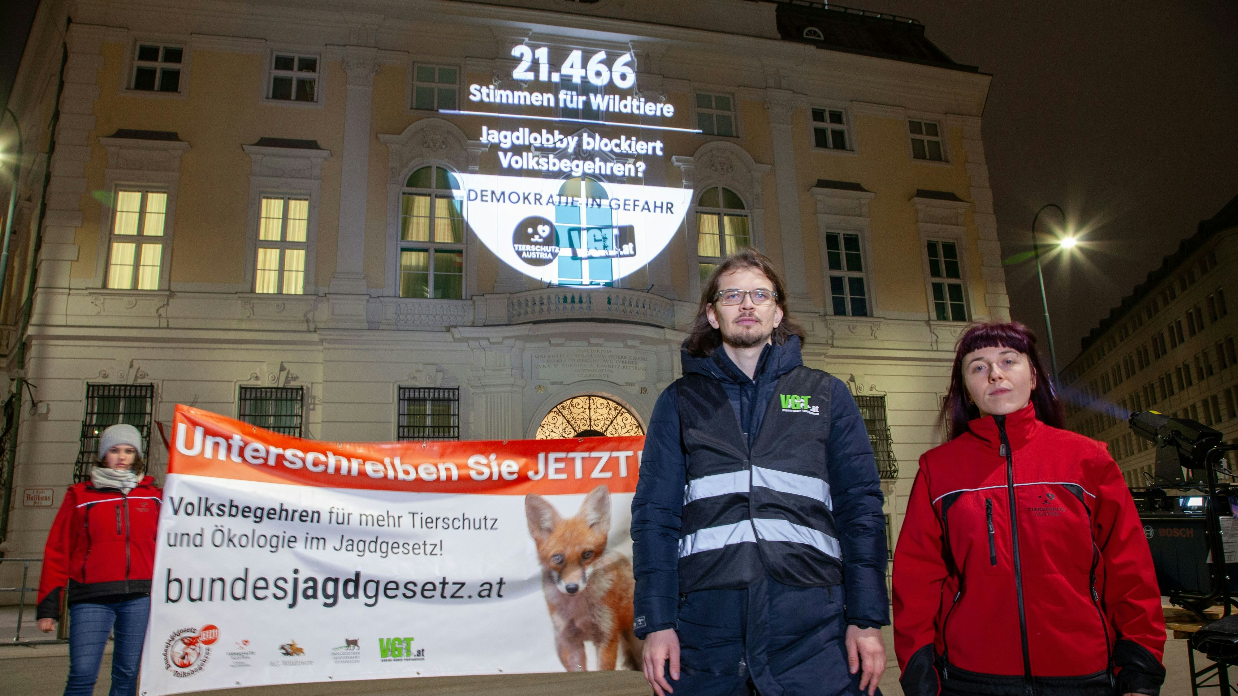 Projektion auf das Bundeskanzleramt von Tierschutz Austria und der Verein gegen Tierfabriken (VgT).